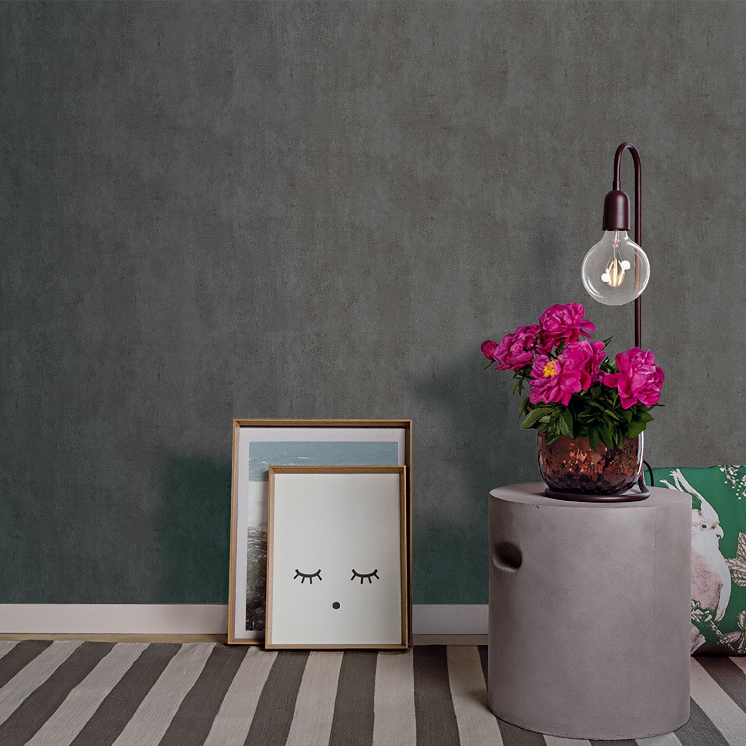 Concrete wallpaper in silver grey color - pattern number TE5931323 - by Galerie in the The New Textures collection