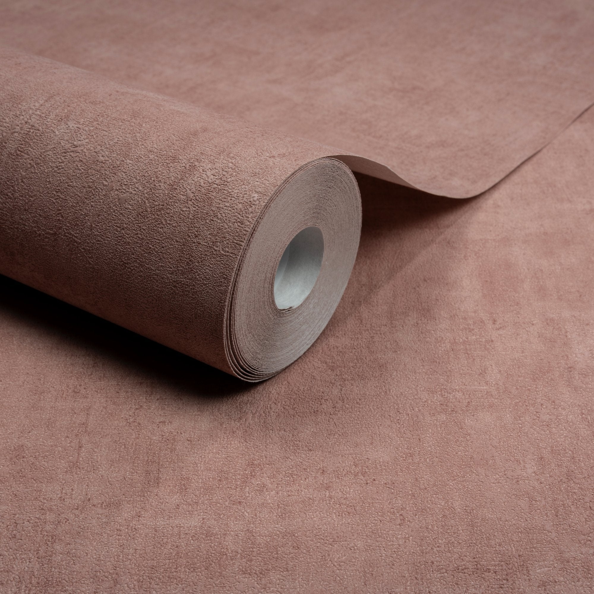 Patinated Plain Wallpaper in red color - pattern number A51512 - by Grandeco in the Orom II collection