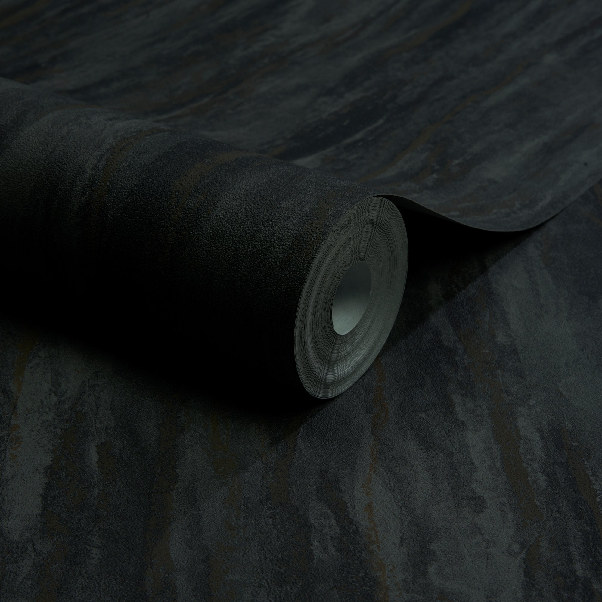 Patinated Plain Wallpaper in black color - pattern number A78501 - by Grandeco in the Textured Vibes collection