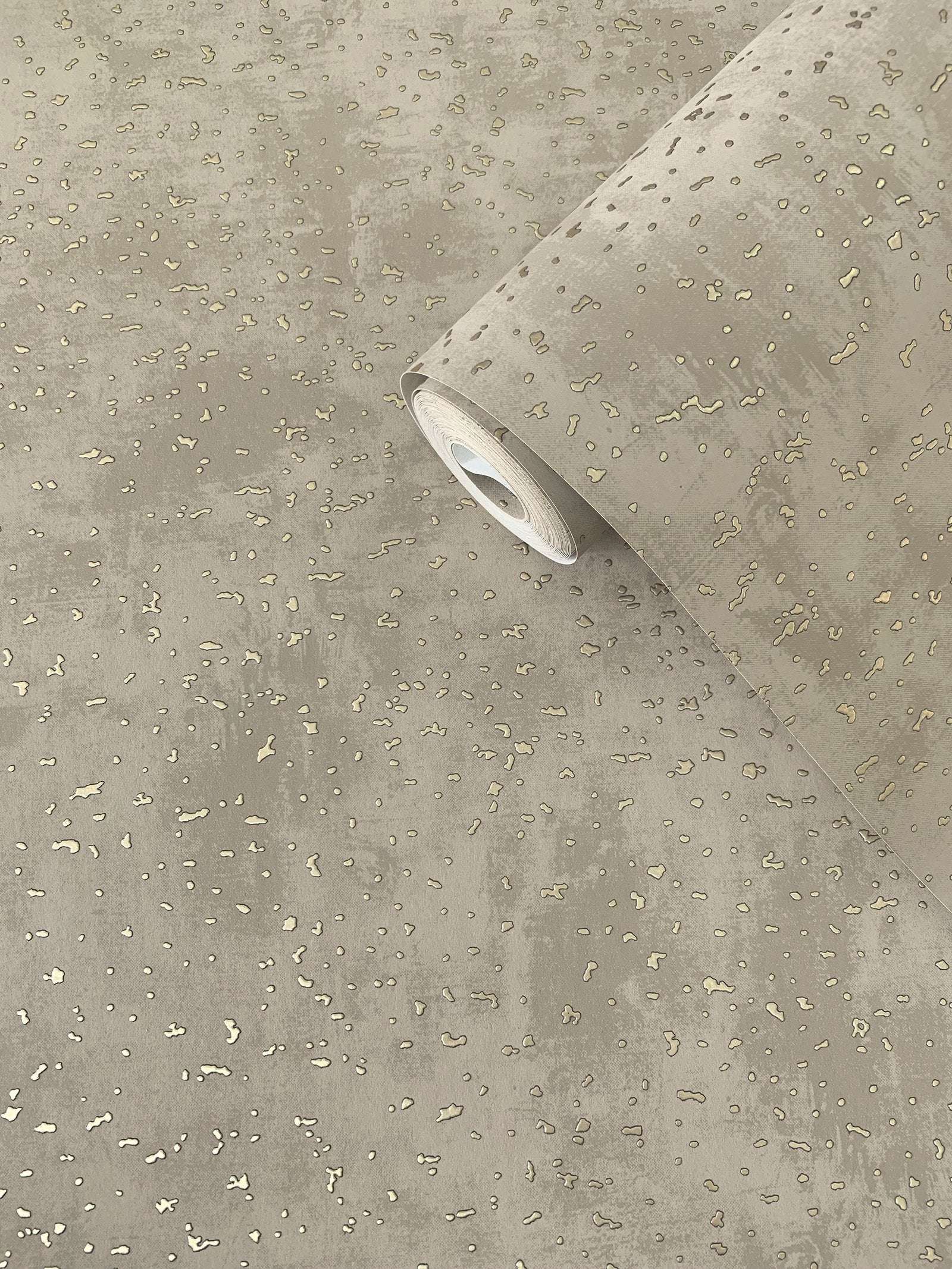 Spot wallpaper in gold color - pattern number DWP0019-01 - by Galerie in the Lustre collection