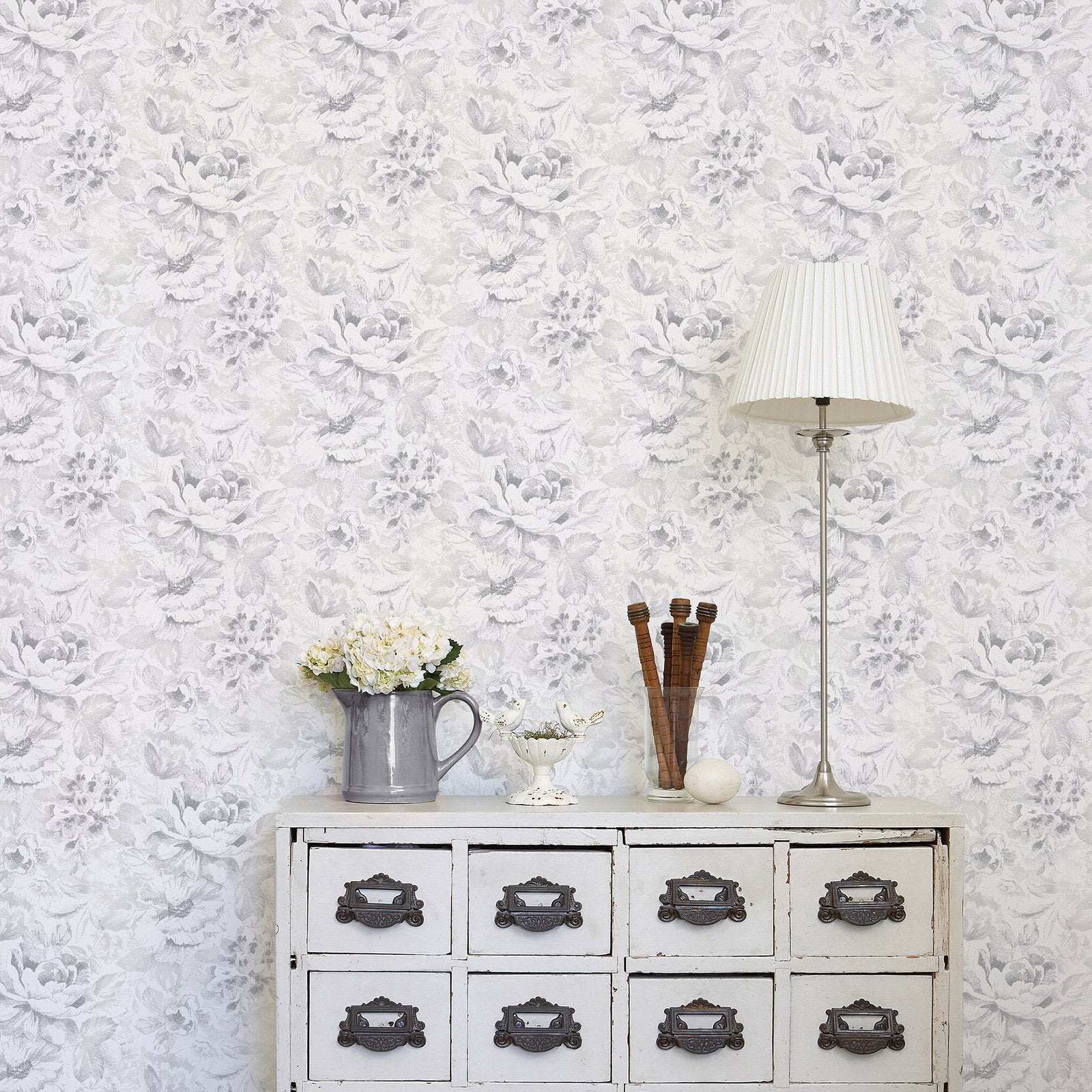 Floral wallpaper in silver grey color - pattern number G56299 - by Galerie in the Nordic Elements collection