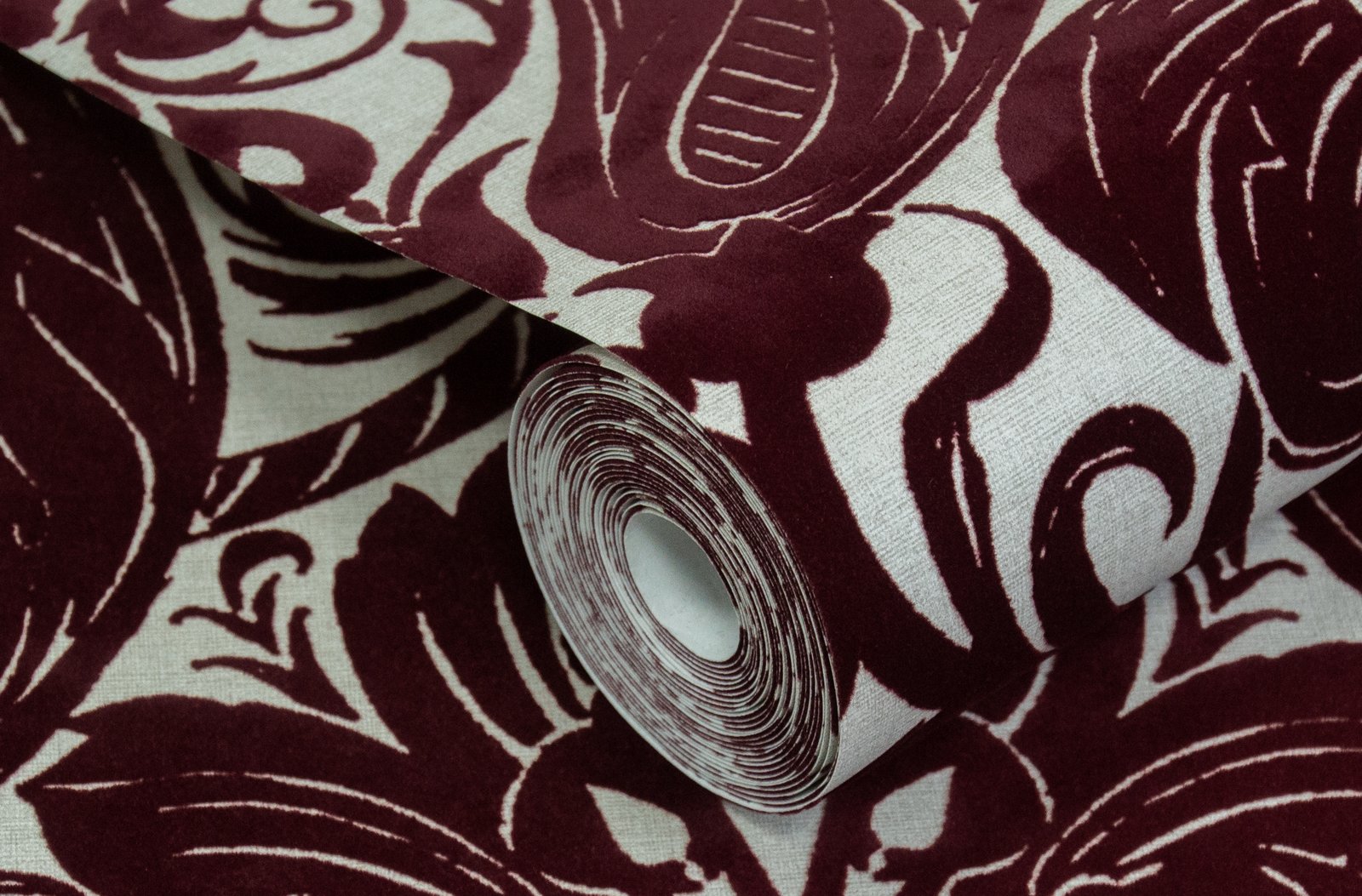 Damask Sauvage wallpaper in red color - pattern number LB25170 - by Galerie in the Off The Wall collection