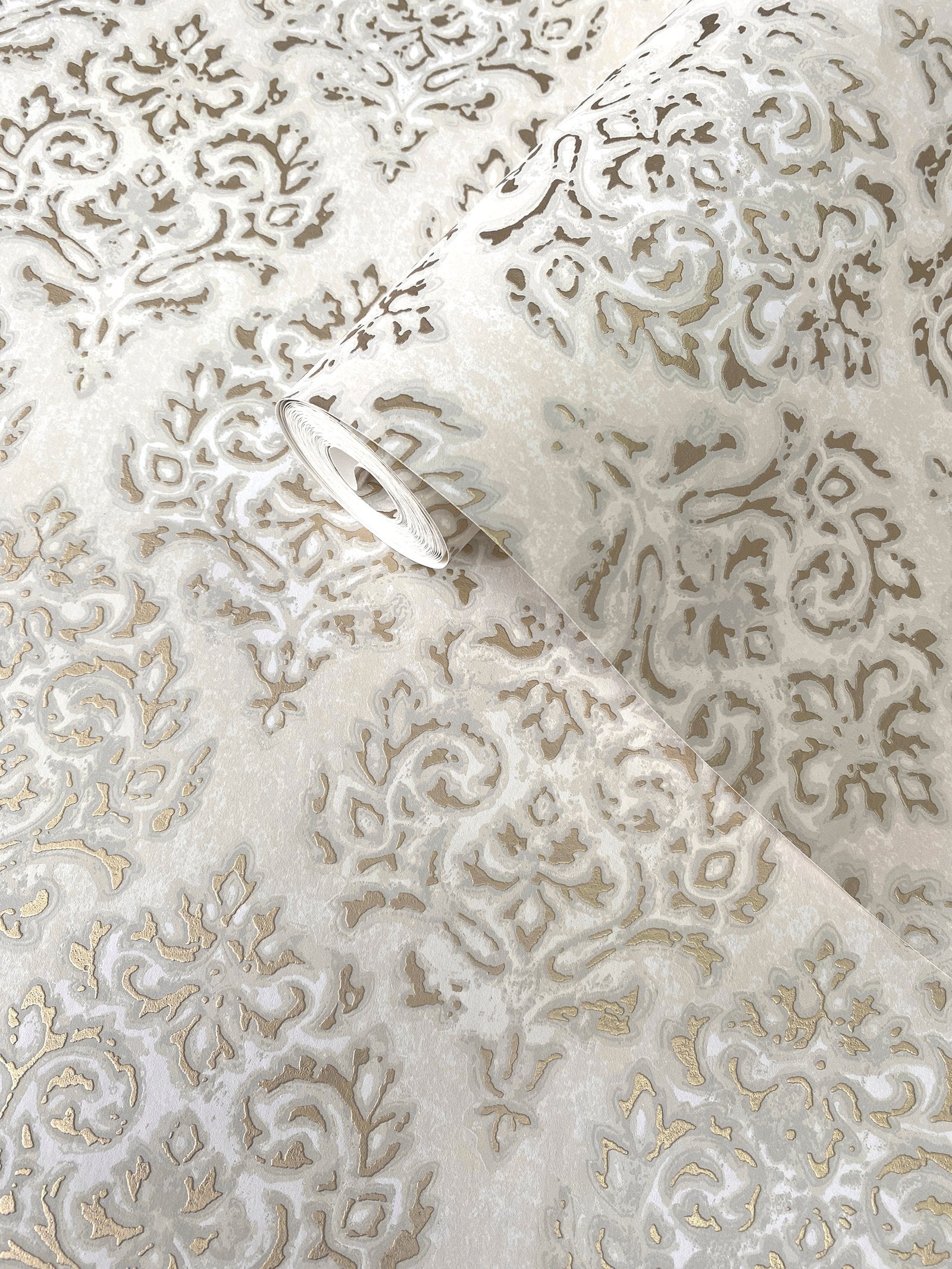 Modern Damask wallpaper in gold color - pattern number MT2020 - by Galerie in the Lustre collection