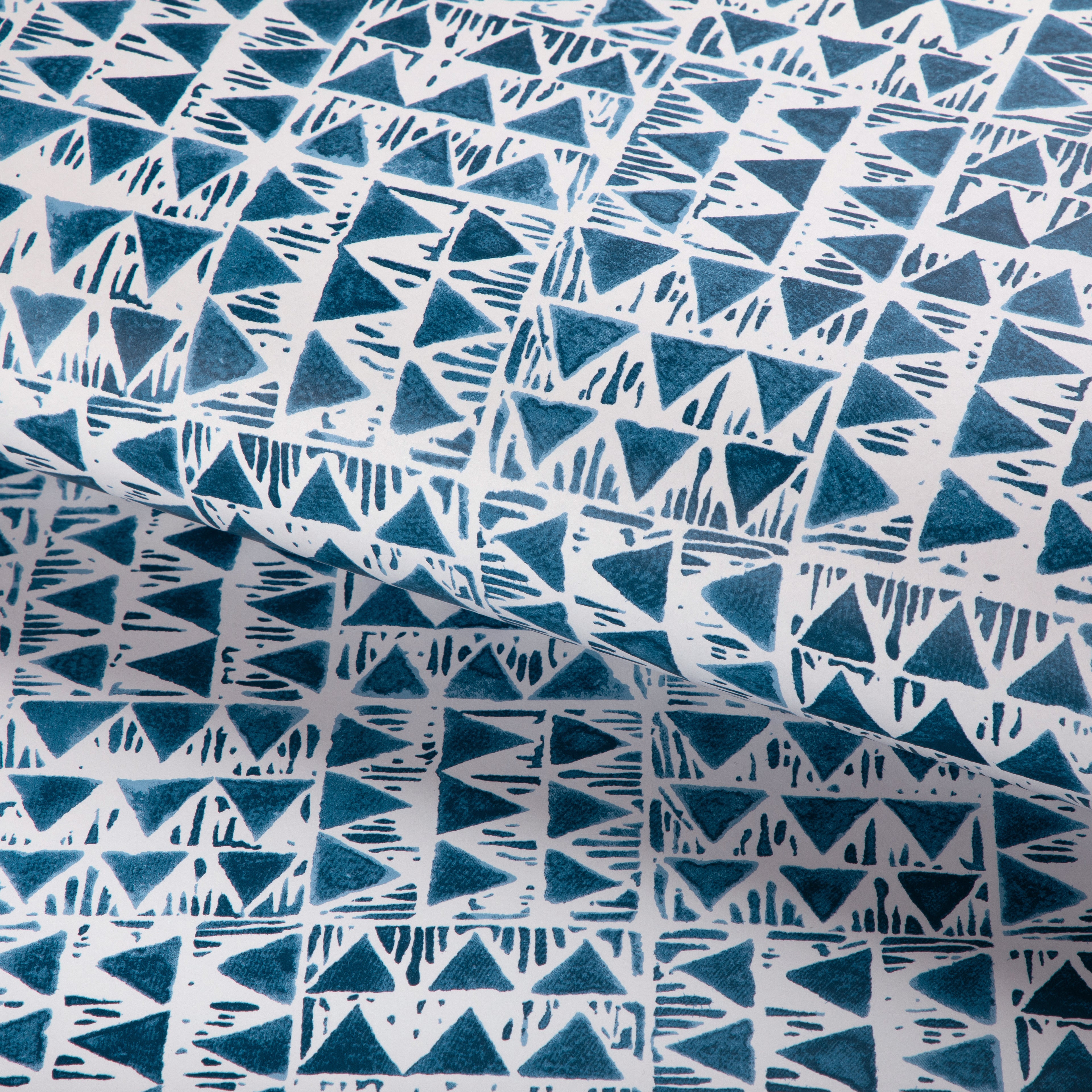 Yampa Paper Wallpaper in bay color - pattern number P2020114.5.0 - by Lee Jofa in the Clare collection