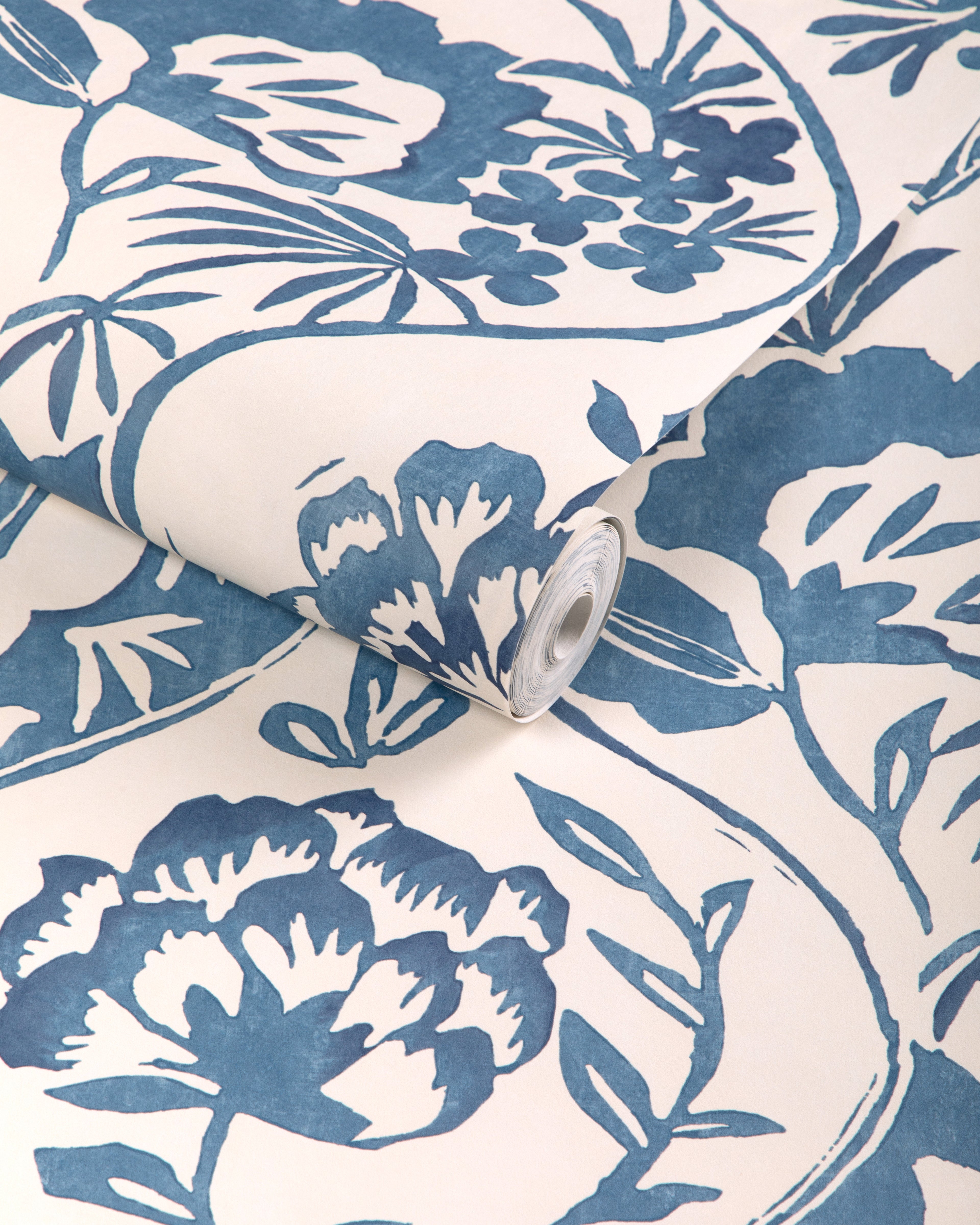 Calathea Paper Wallpaper in blue color - pattern number P2023126.5.0 - by Lee Jofa in the Garden Walk collection