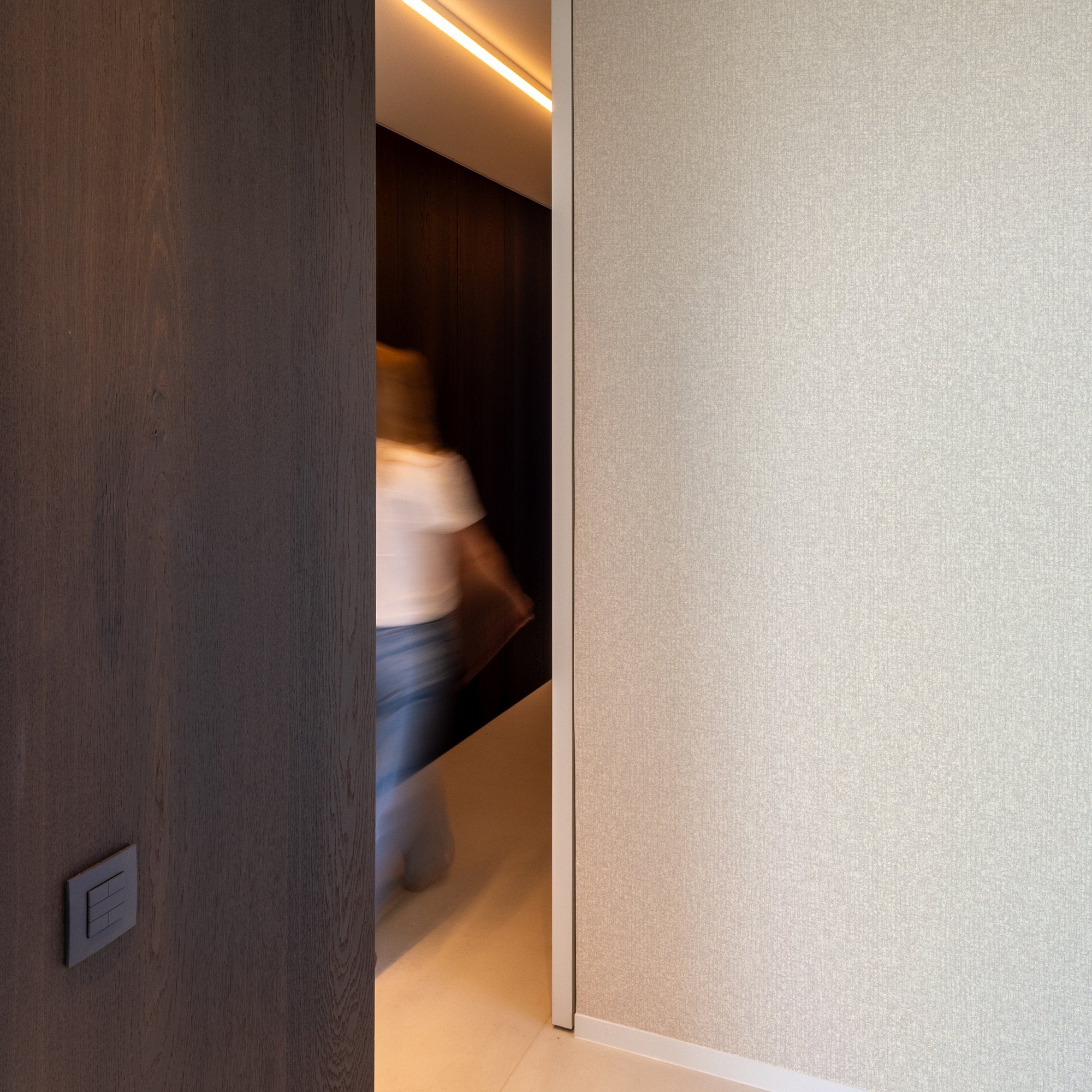 Stone plain Wallpaper in beige color - pattern number SF1104 - by Grandeco in the Surfaces collection