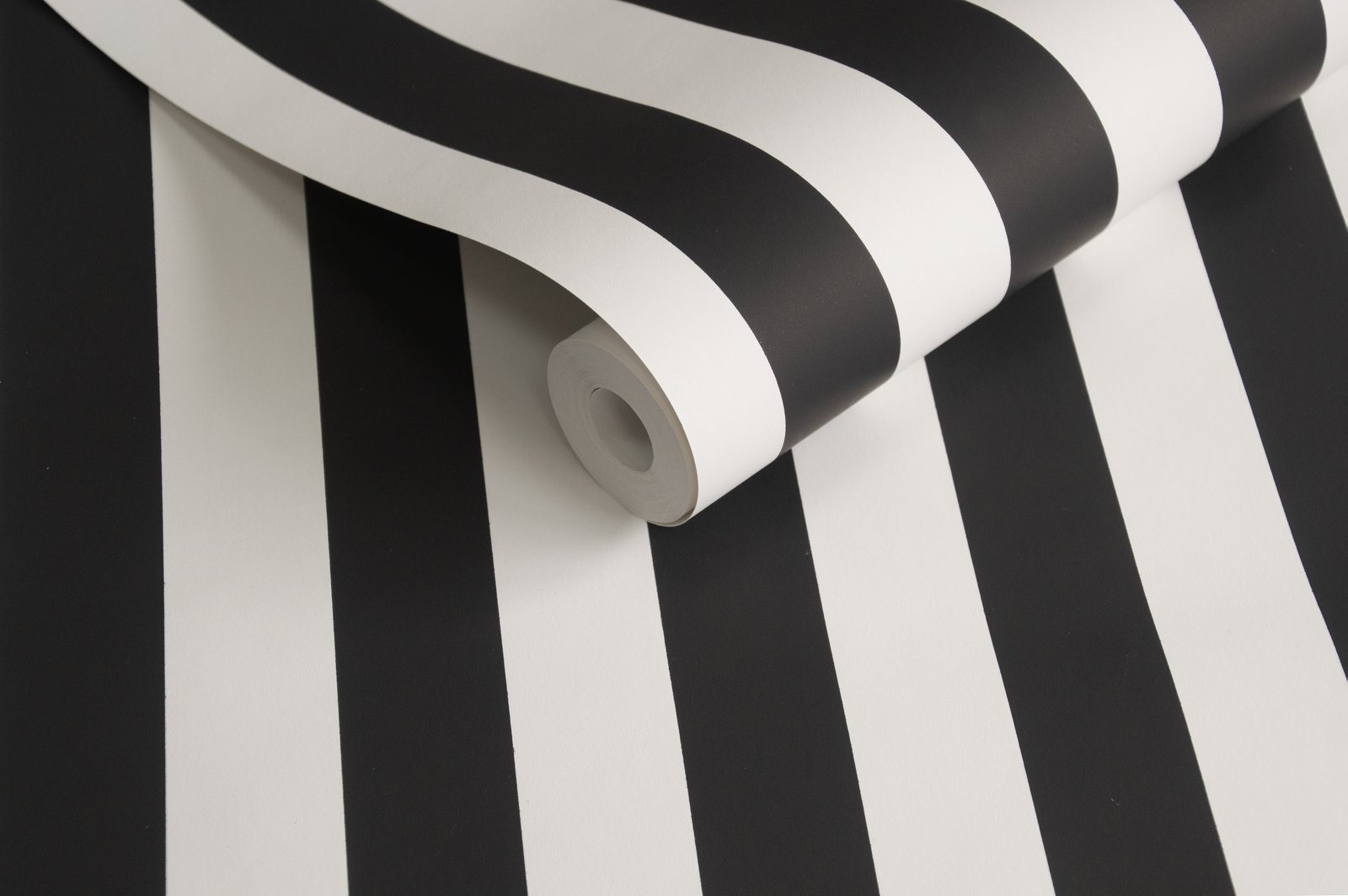 Thin Stripe Black wallpaper in black color - pattern number SS21231 - by Galerie in the Style Sisters collection