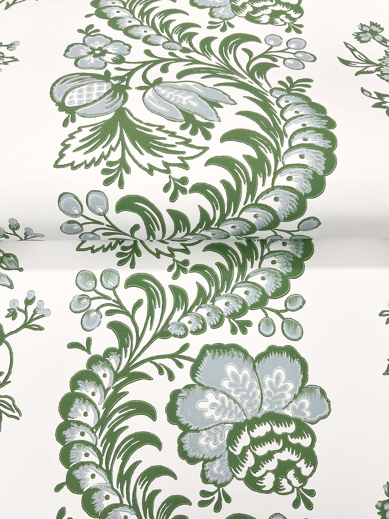 Beaumont wallpaper in green color - pattern number VP1301 - by Antonina Vella in the Jardin collection