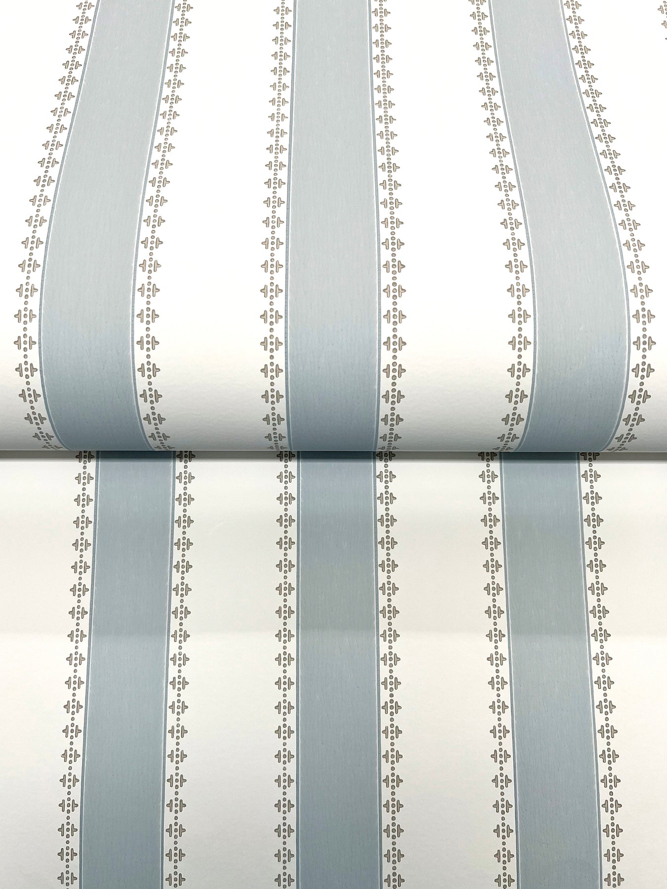 Tilford wallpaper in blue and white color - pattern number VP1371 - by Antonina Vella in the Jardin collection