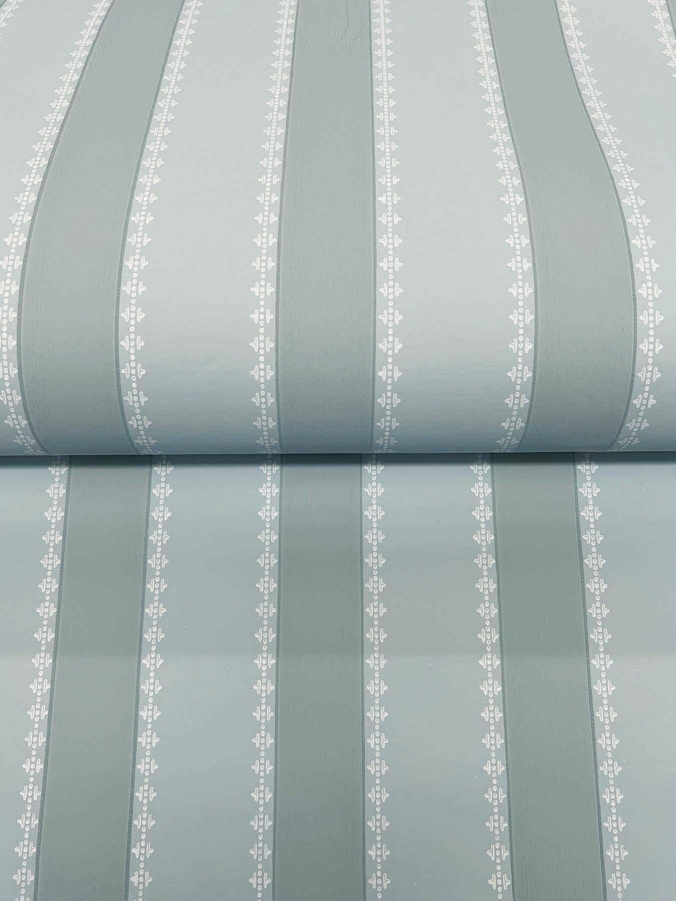 Tilford wallpaper in harbor color - pattern number VP1375 - by Antonina Vella in the Jardin collection