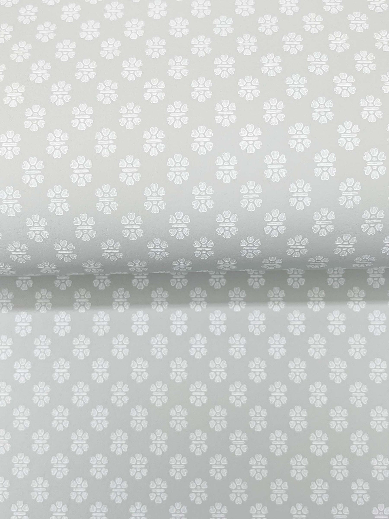 Brioni wallpaper in grey color - pattern number VP1395 - by Antonina Vella in the Jardin collection