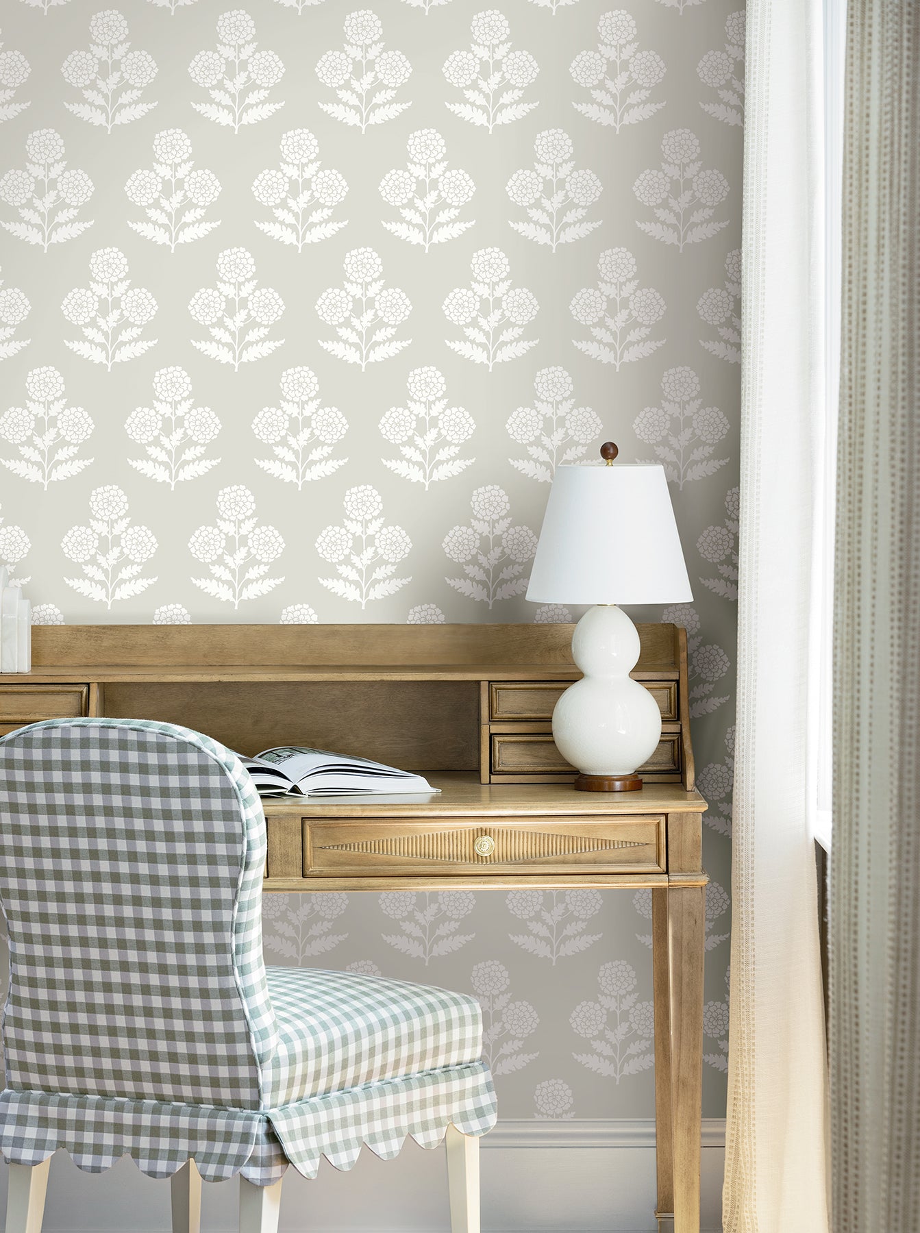 Souci wallpaper in beige color - pattern number VP1433 - by Antonina Vella in the Jardin collection