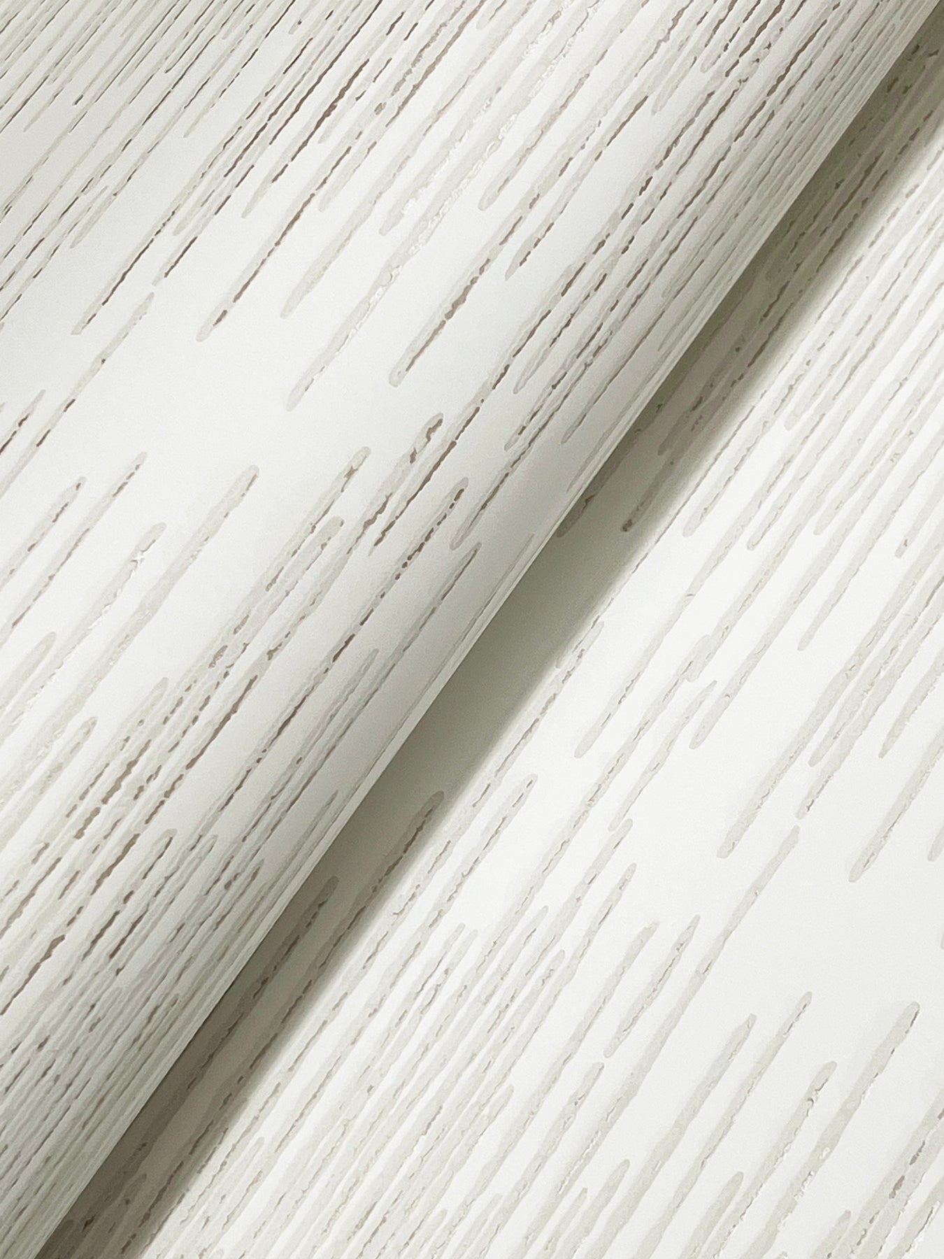 Operetta wallpaper in white color - pattern number VR1506 - by Ronald Redding in the Caviar collection