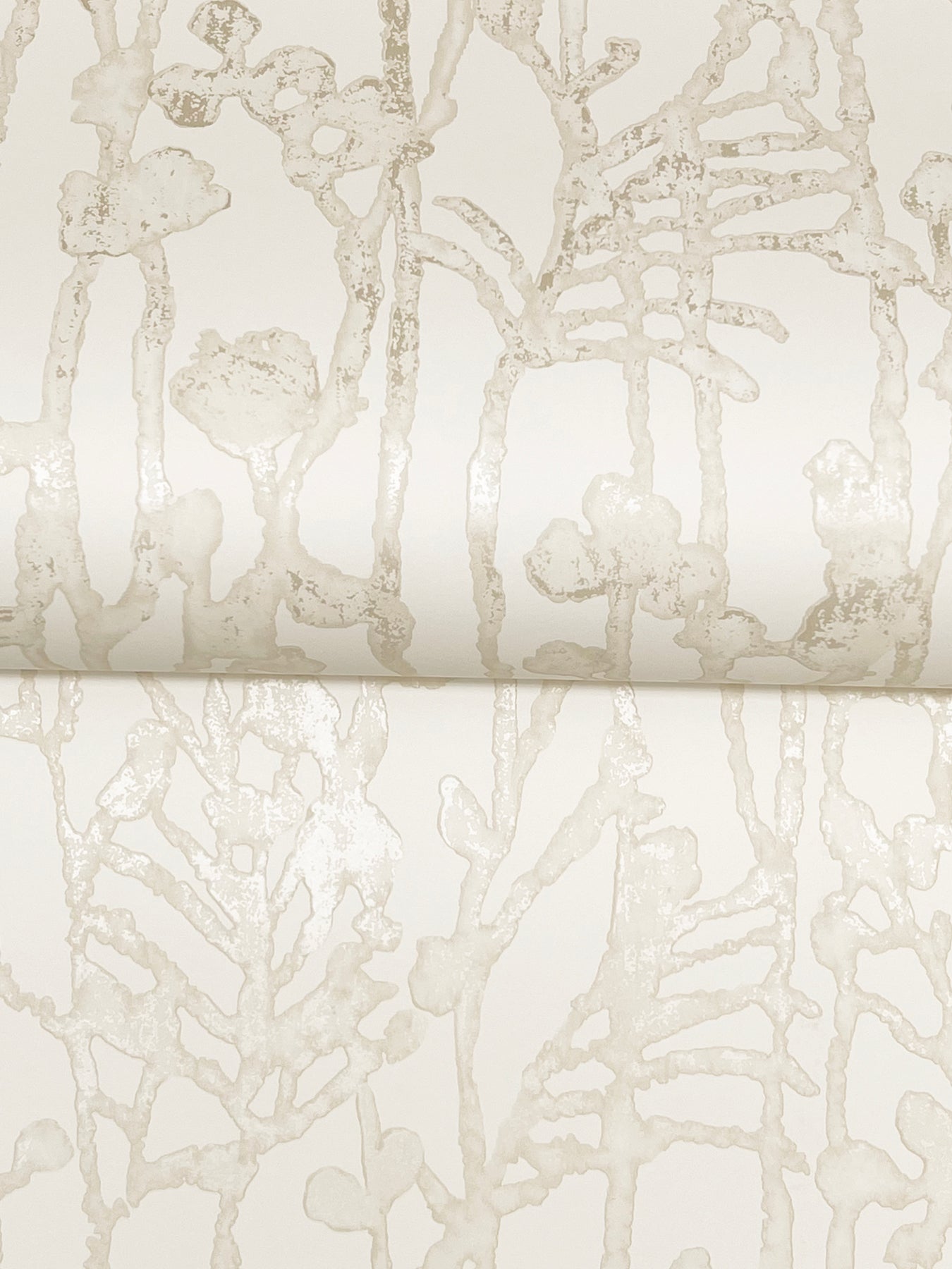 Filigree wallpaper in beige color - pattern number VR1559 - by Ronald Redding in the Caviar collection