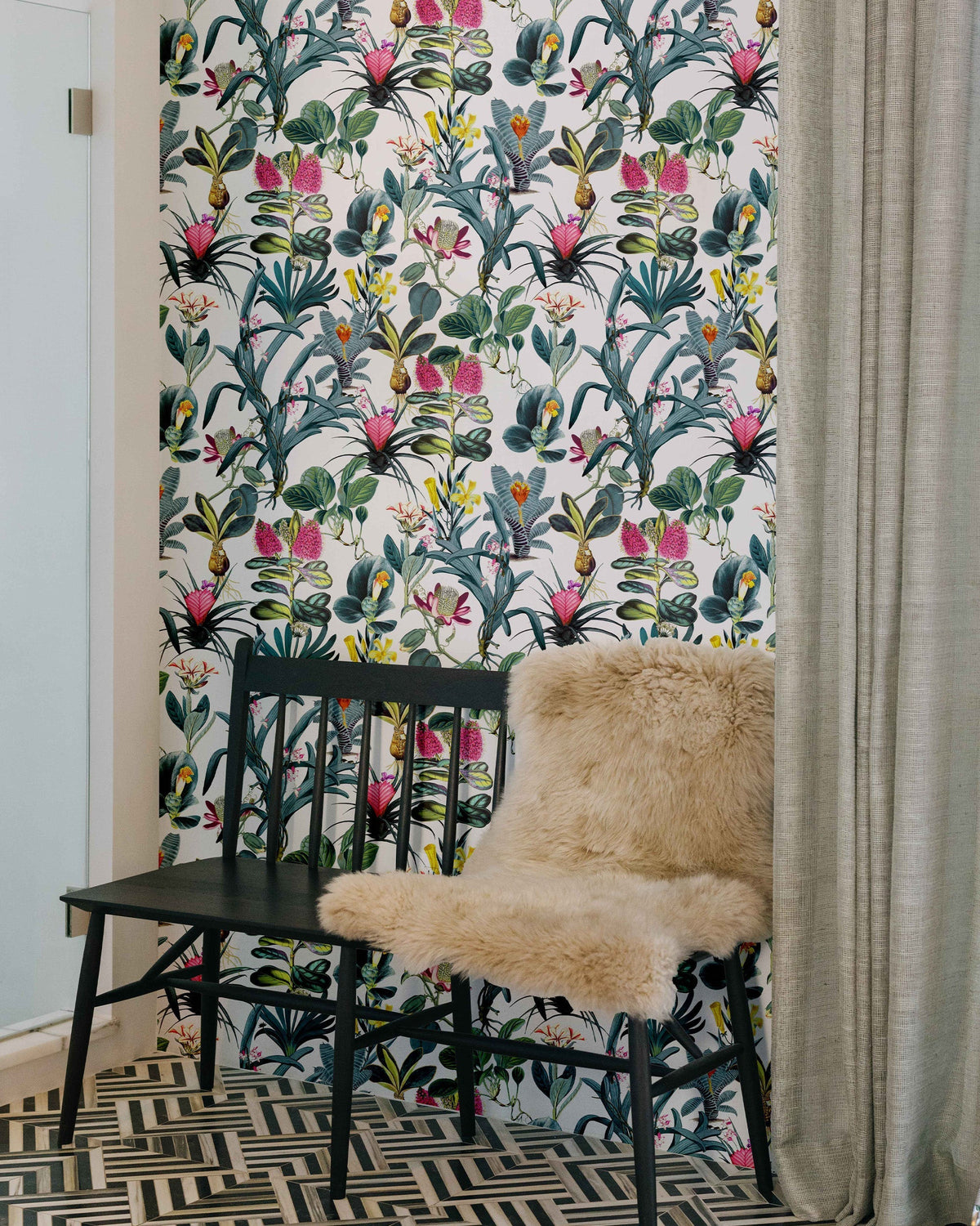 Lisse Wallpaper in White color - pattern number KK729_White_KH300 - by Katie Kime in the collection