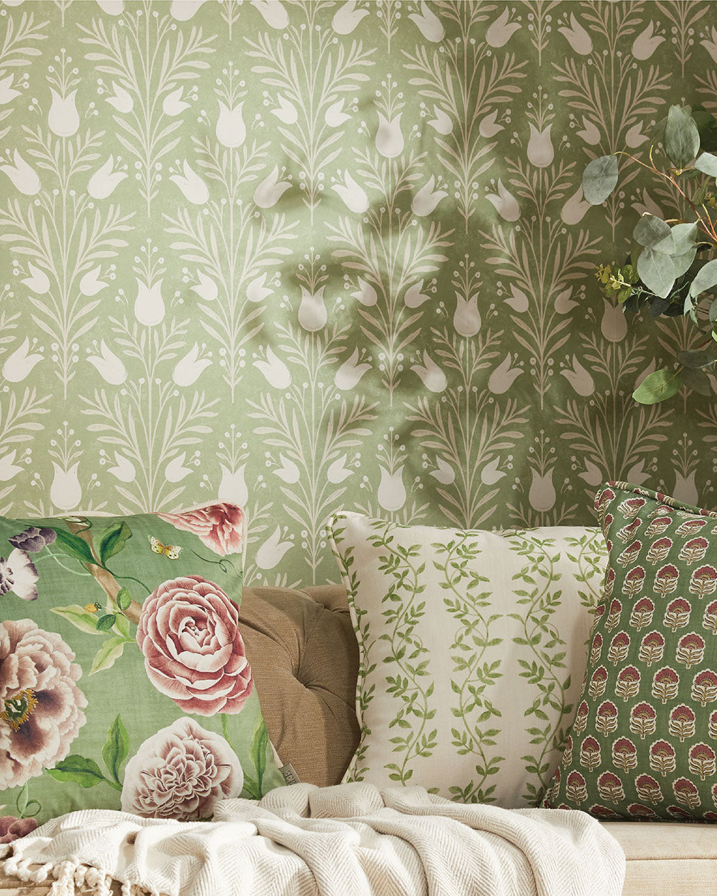 Heritage Tulip Wallpaper in Spring Green color - pattern number 100026EH - by Seabrook in the Heritage Tales collection