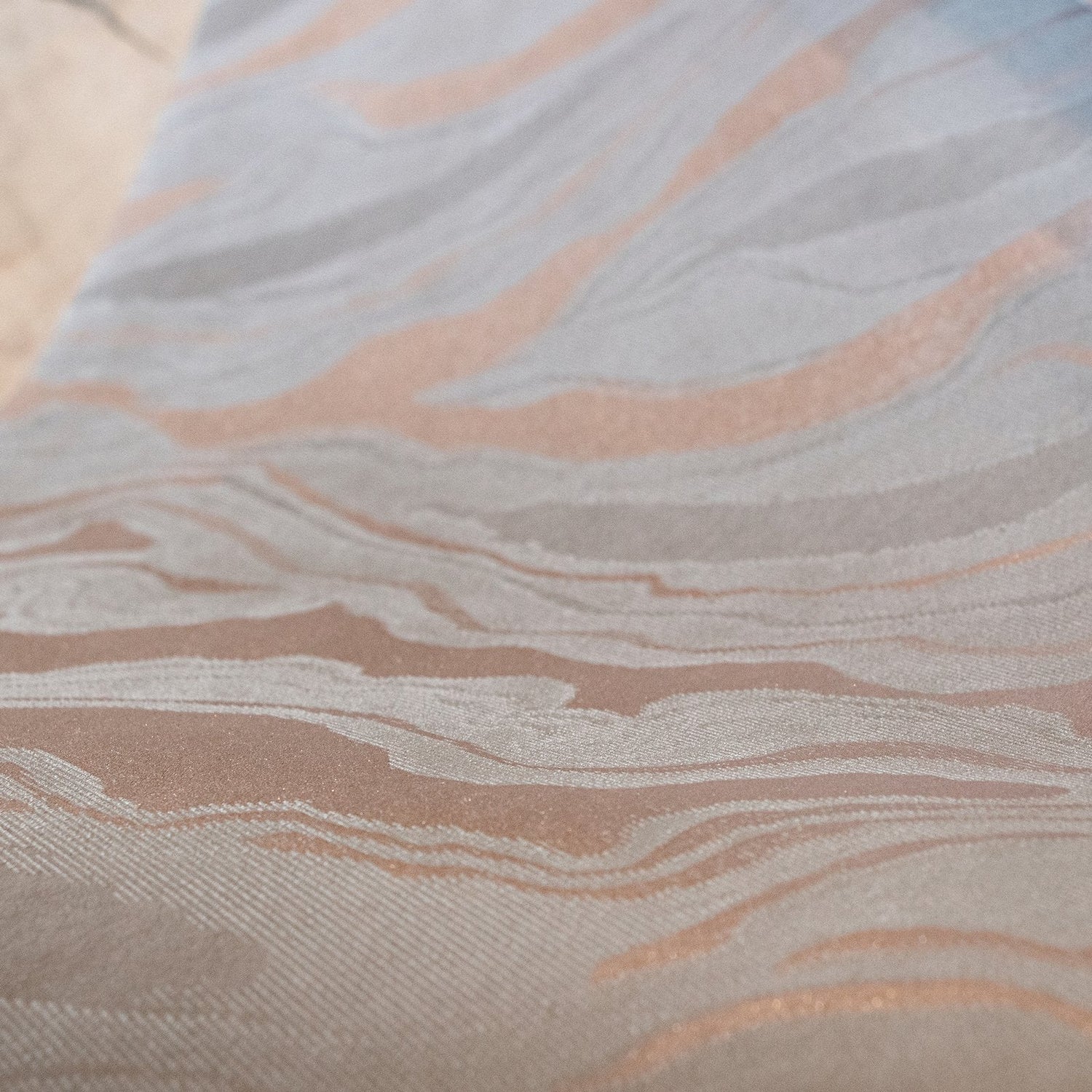 Reflection Dusty Lilac wallpaper in rose gold color - pattern number GH30025-23 - by Galerie in the Slow Living collection