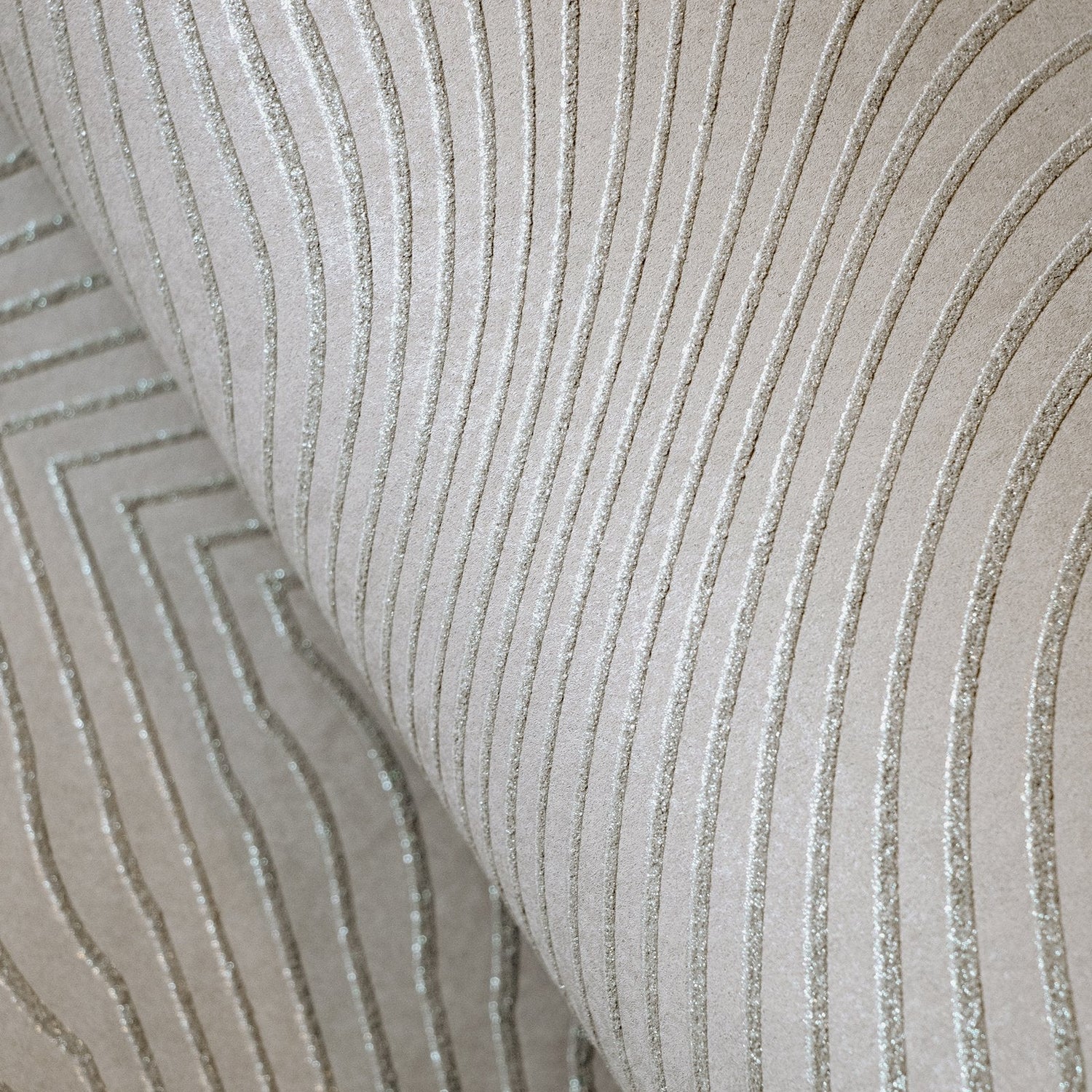 Flow Dusty Lilac wallpaper in purple lilac color - pattern number GH30034-23 - by Galerie in the Slow Living collection