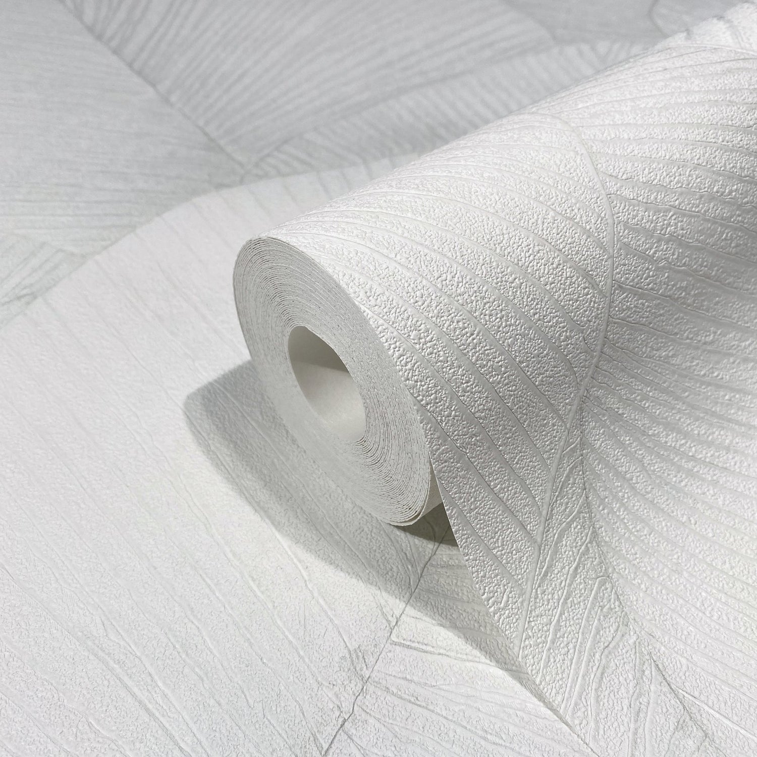 Palm Leaf wallpaper in white color - pattern number 34507 - by Galerie in the Kumano collection