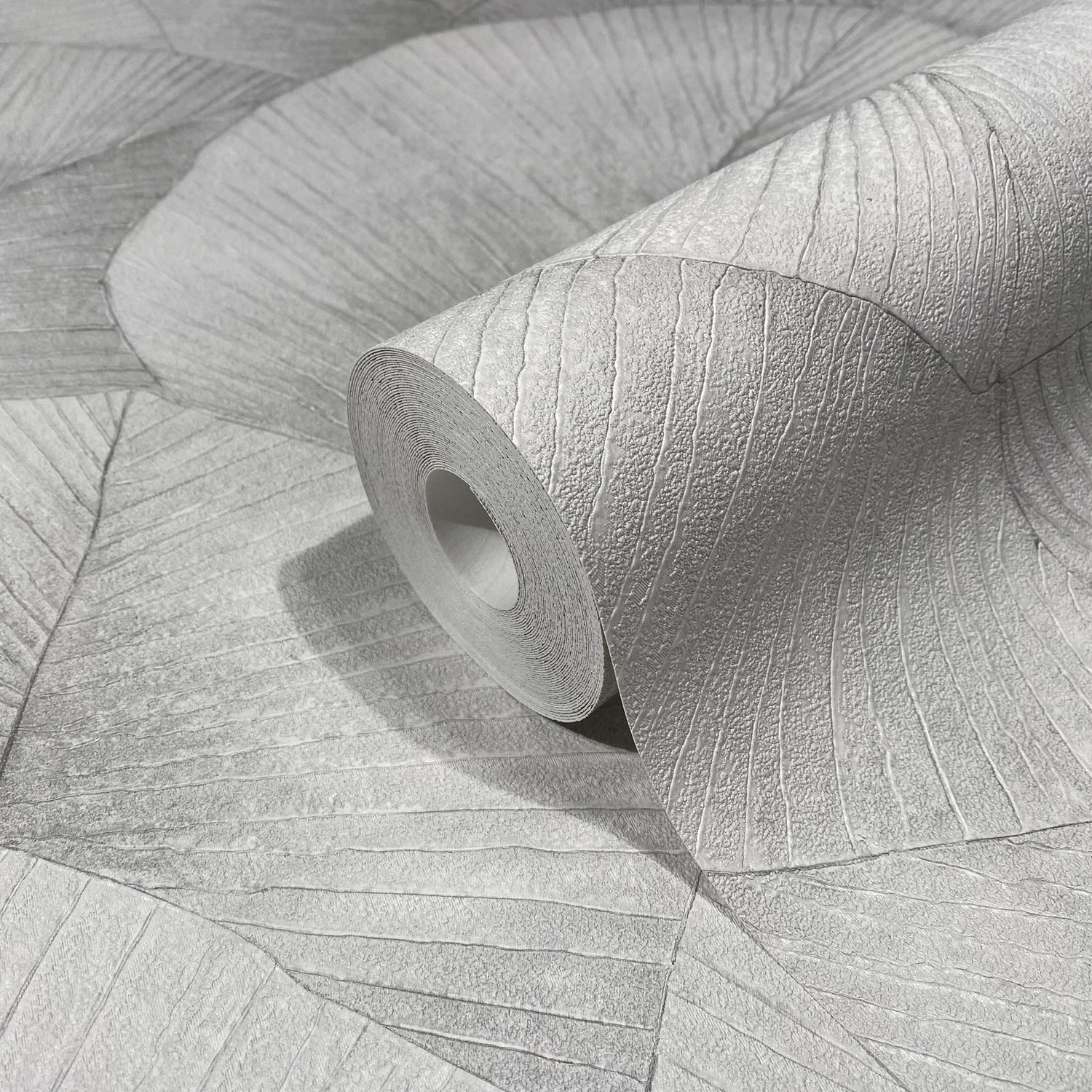 Palm Leaf wallpaper in silver grey color - pattern number 34509 - by Galerie in the Kumano collection