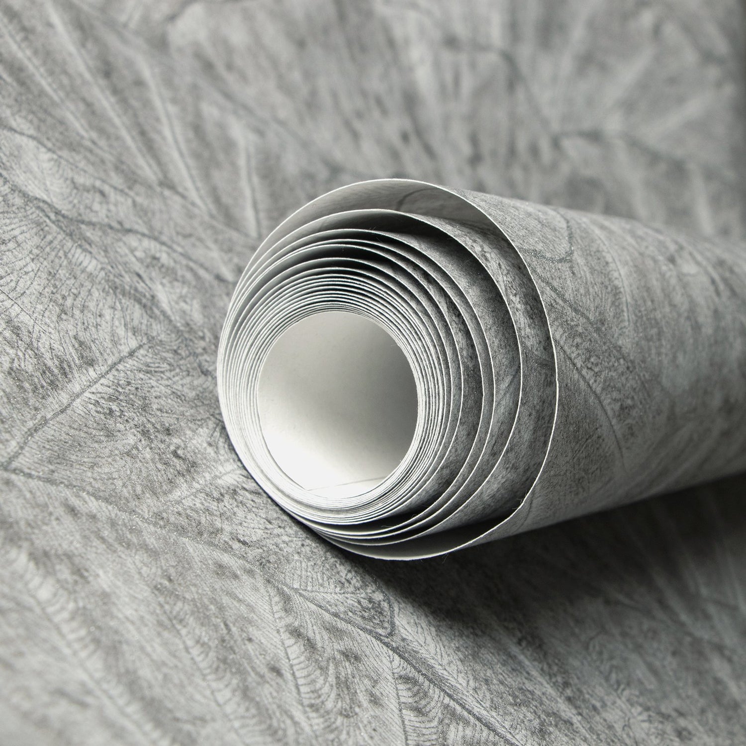 Seashell wallpaper in silver grey color - pattern number GH65002-23 - by Galerie in the Feel collection