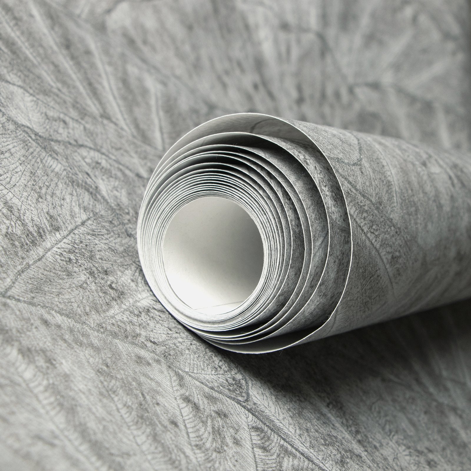 Seashell wallpaper in silver grey color - pattern number GH65002-23 - by Galerie in the Feel collection