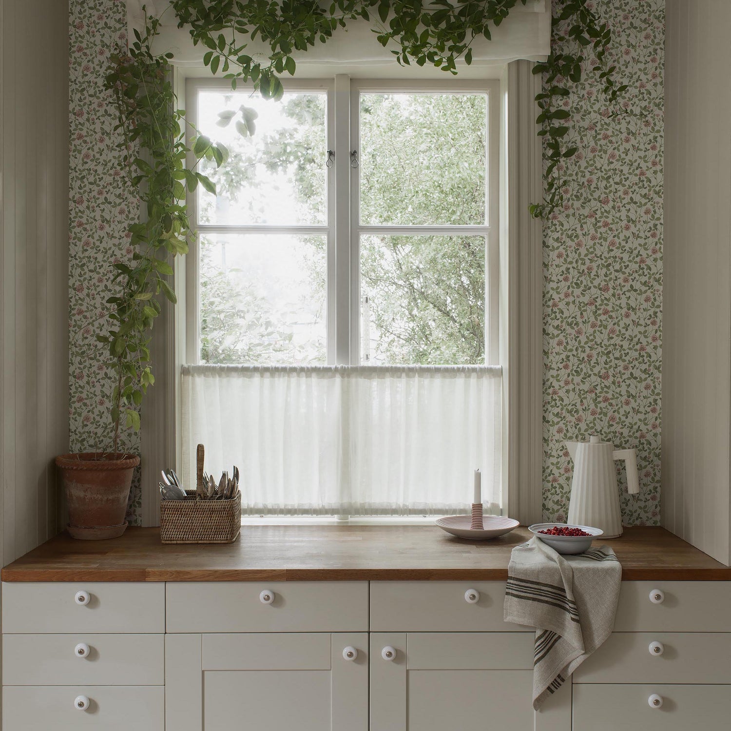 Klöver Wallpaper in leaf color - pattern number 6978 - by Schumacher in the Borastapeter collection