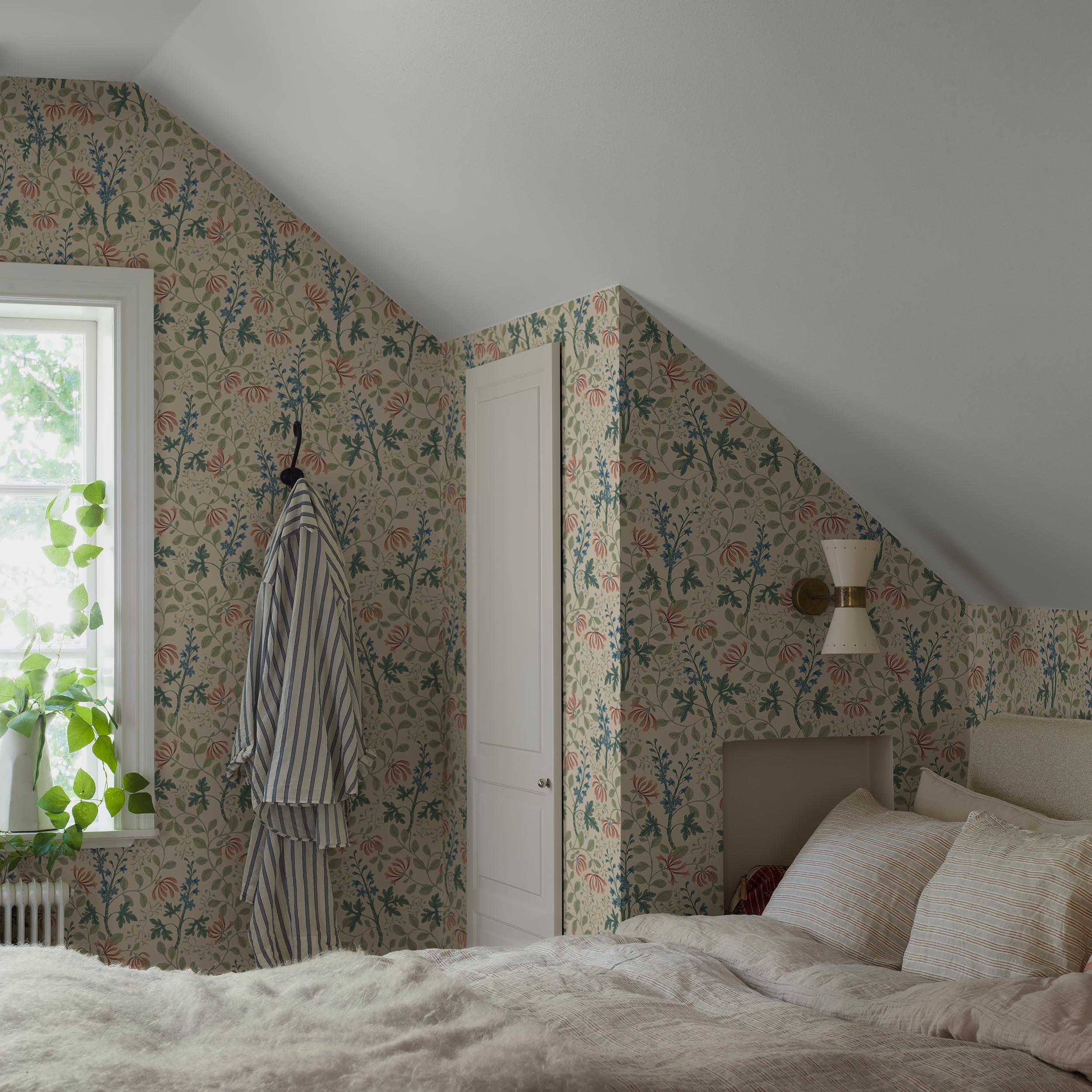Trädgårdsfröjd Wallpaper in natural color - pattern number 6985 - by Schumacher in the Borastapeter collection