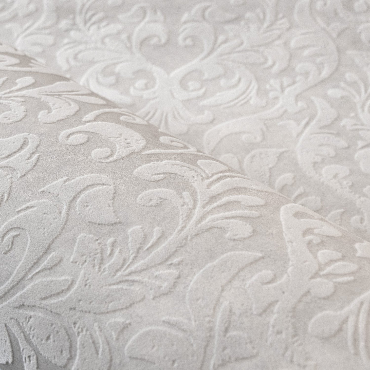 Mayfair / Loft Damask Flock wallpaper in silver grey color - pattern number GH81255-23 - by Galerie in the Urban Classics collection