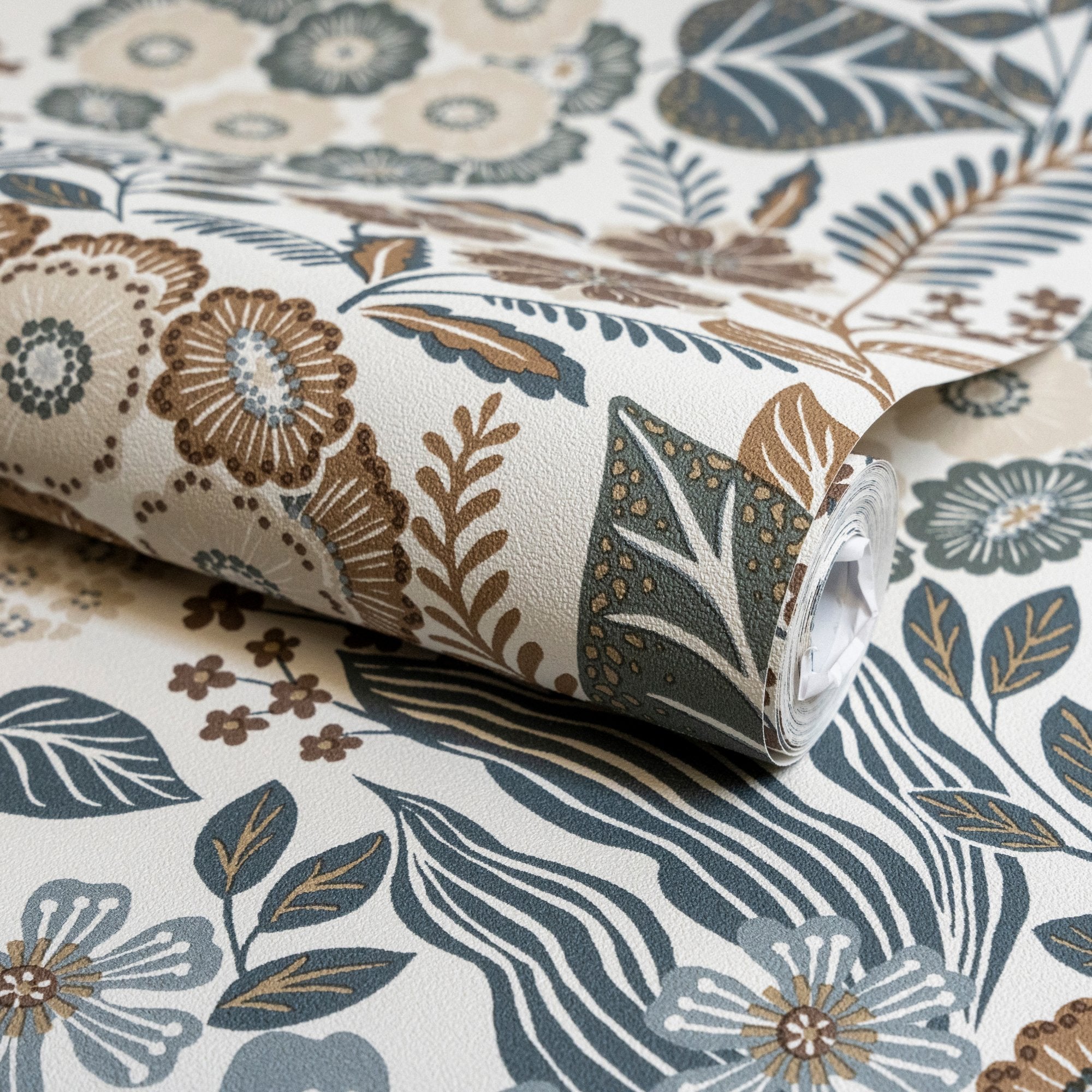 Classical Floral All-over Wallpaper in blue color - pattern number KRA76601 - by Grandeco in the Karuna collection