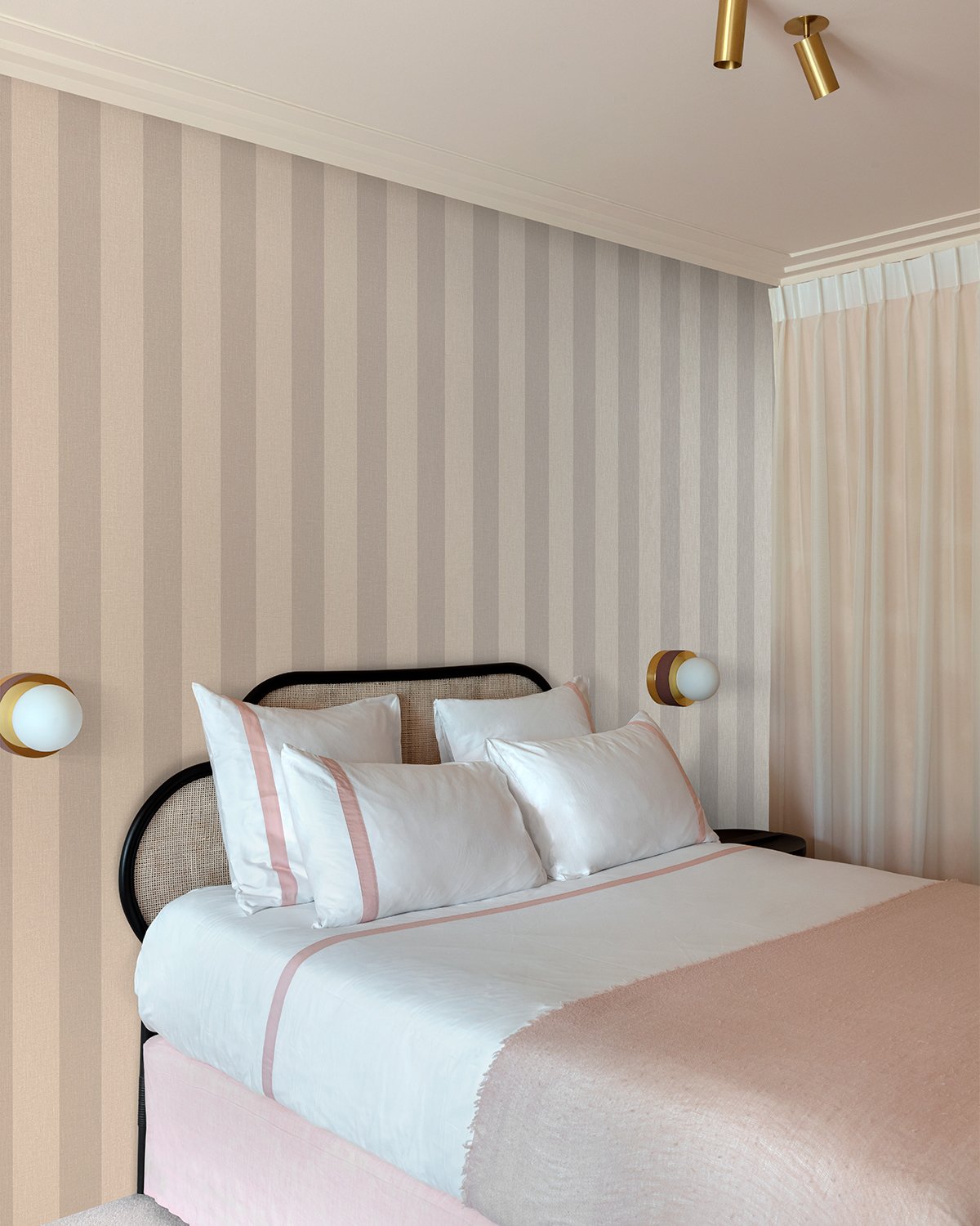 Regular Stripes Wallpaper in grey color - pattern number AT4009 - by Grandeco in the Atmosphere collection