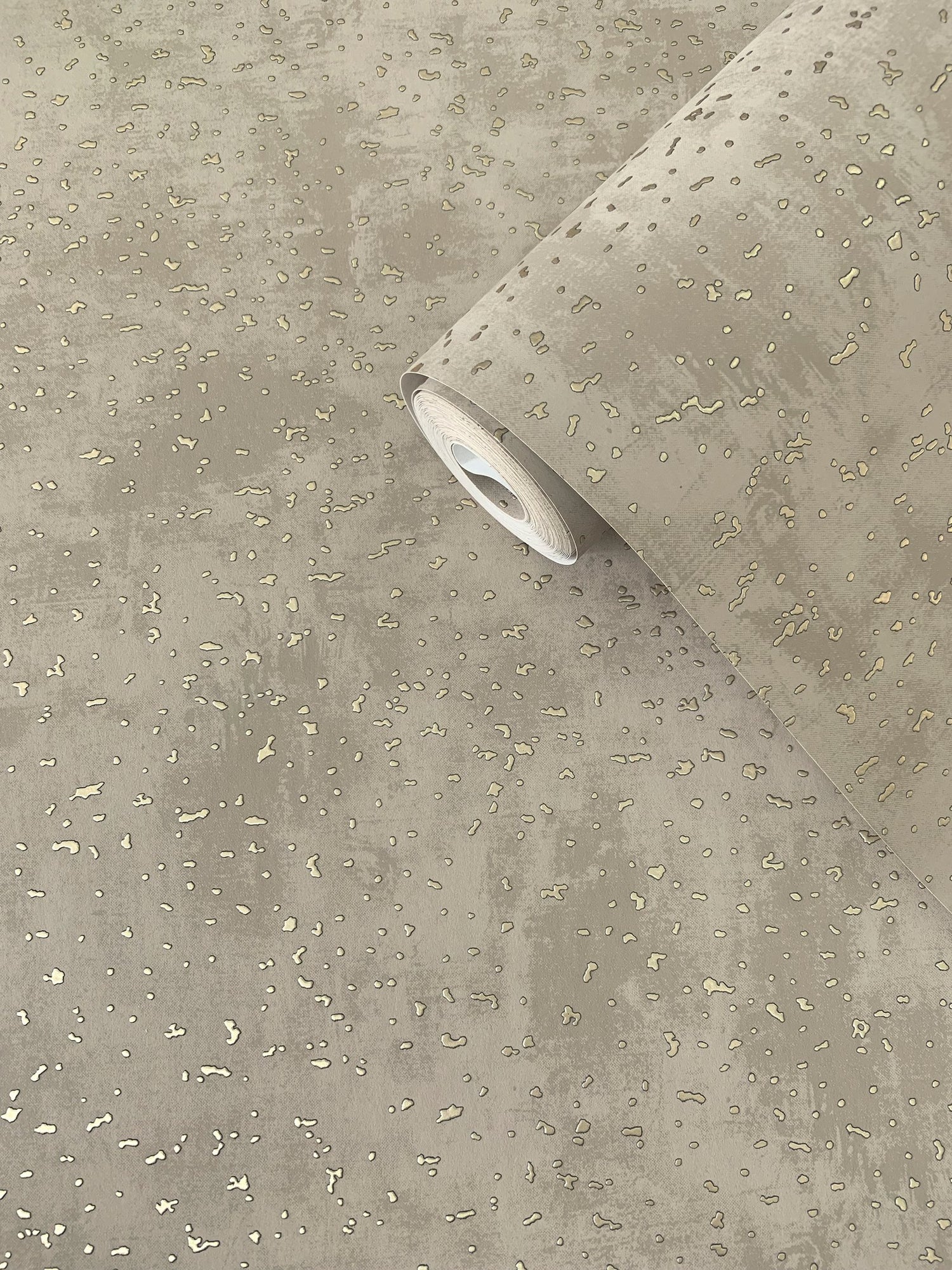 Spot wallpaper in gold color - pattern number DWP0019-01 - by Galerie in the Lustre collection