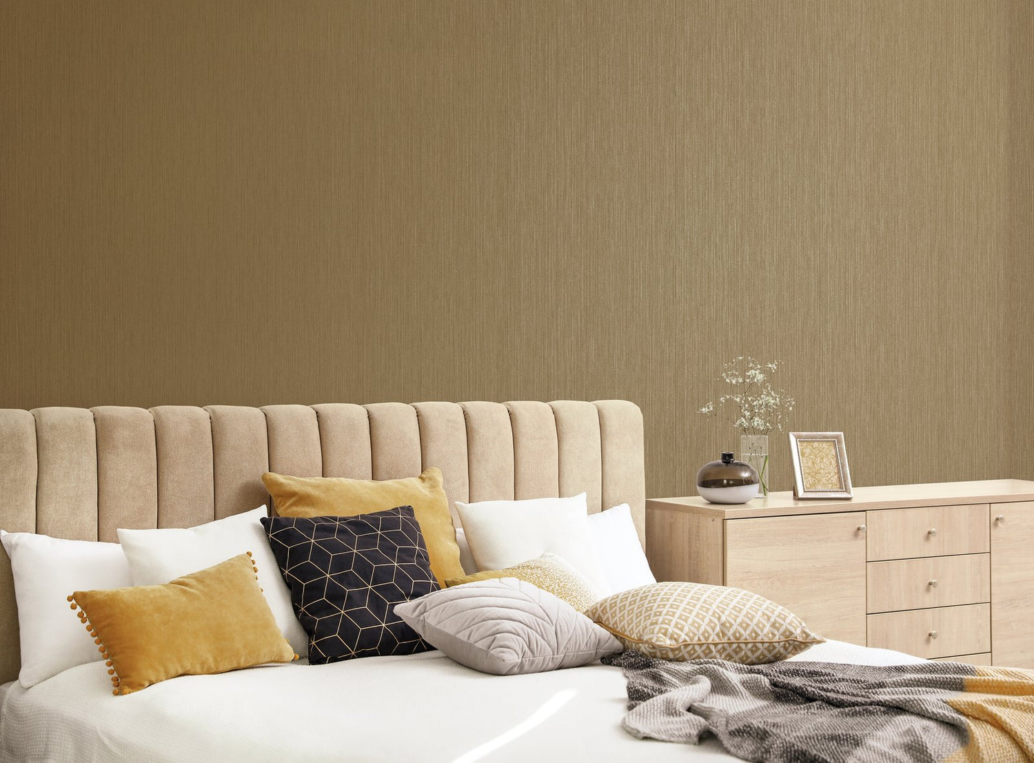 Vertical Textile wallpaper in gold color - pattern number G67682 - by Galerie in the Special FX 2 collection