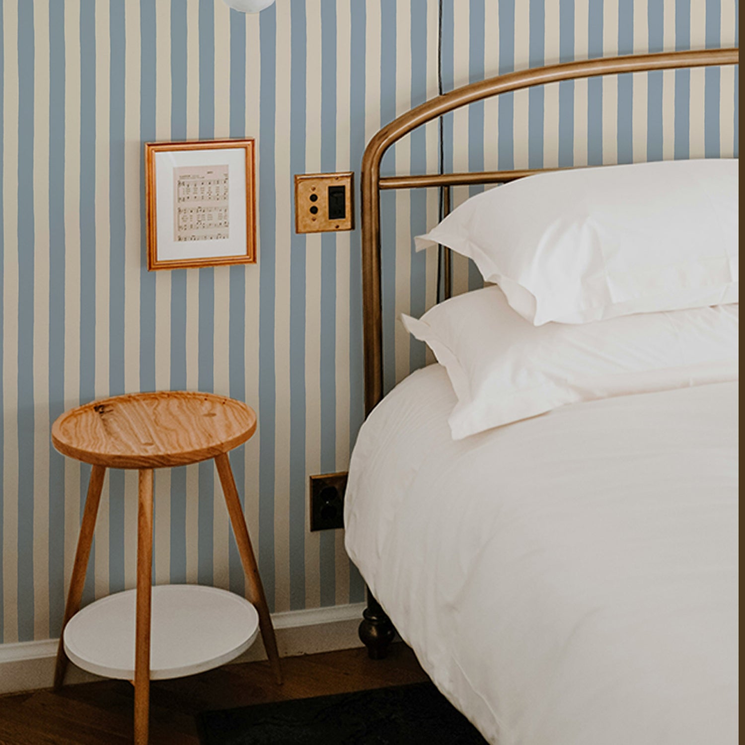 Medium Hand Painted Stripe Wallpaper in beryl and colethrop cream color - pattern number JMWRMHP.02.0 - by Kravet in the Josephine Munsey Roll II collection