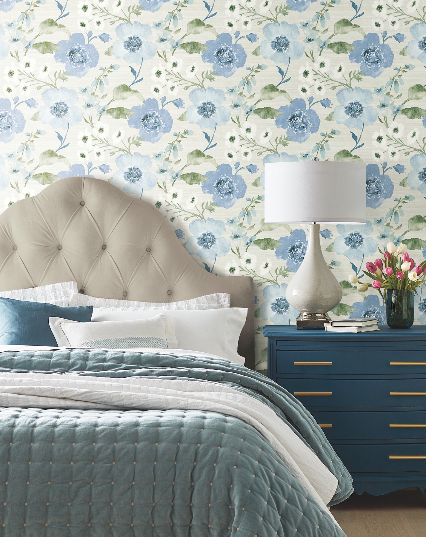 Evelyn wallpaper in blue color - pattern number LL3203 - by Antonina Vella in the Layered Luxe collection