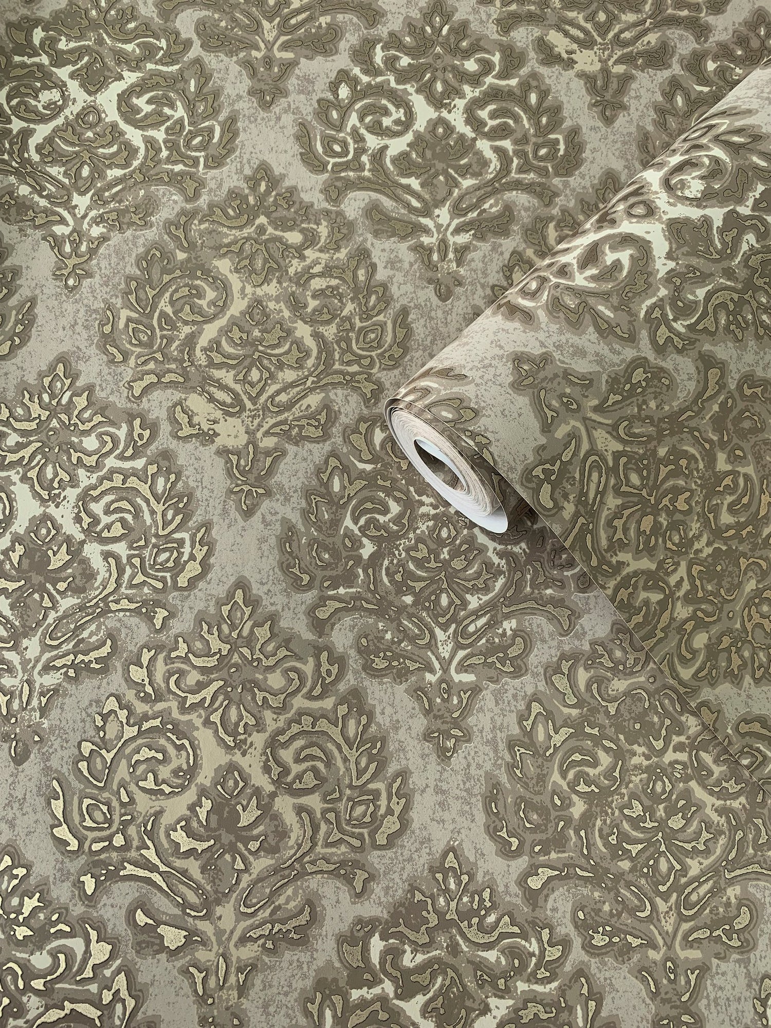 Modern Damask wallpaper in gold color - pattern number MT2022 - by Galerie in the Lustre collection