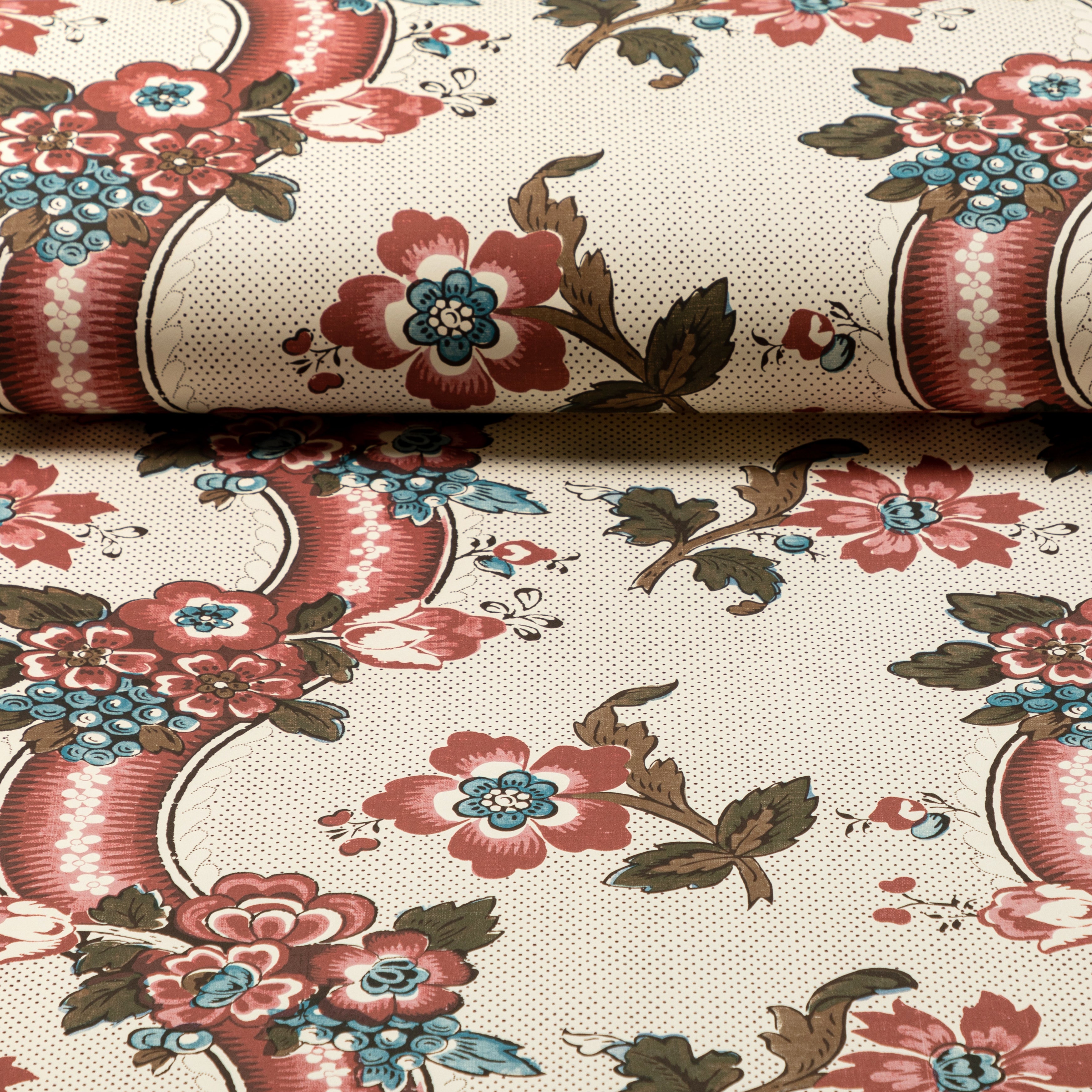 Benday Wallpaper in Red/Blue color - pattern number P2020111.195.0 - by Lee Jofa in the Oscar De La Renta IV collection