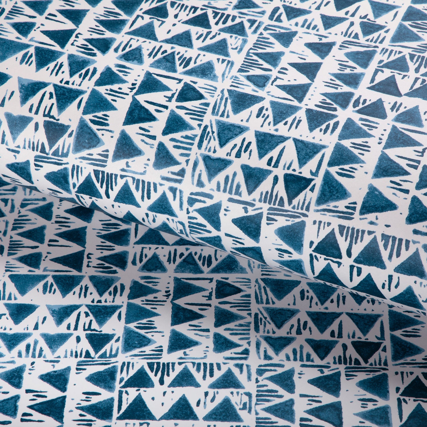 Yampa Paper Wallpaper in bay color - pattern number P2020114.5.0 - by Lee Jofa in the Clare collection