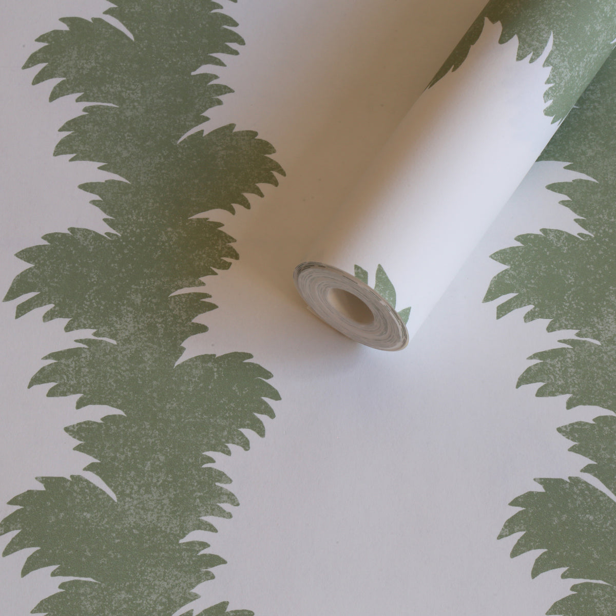 Palmyra Wallpaper in Green color - pattern number P2022108.3.0 - by Lee Jofa in the Paolo Moschino Martinique collection