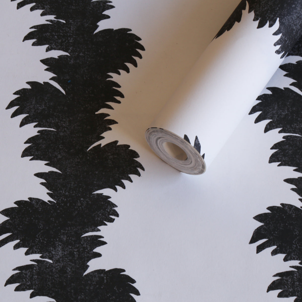 Palmyra Wallpaper in Black color - pattern number P2022108.821.0 - by Lee Jofa in the Paolo Moschino Martinique collection