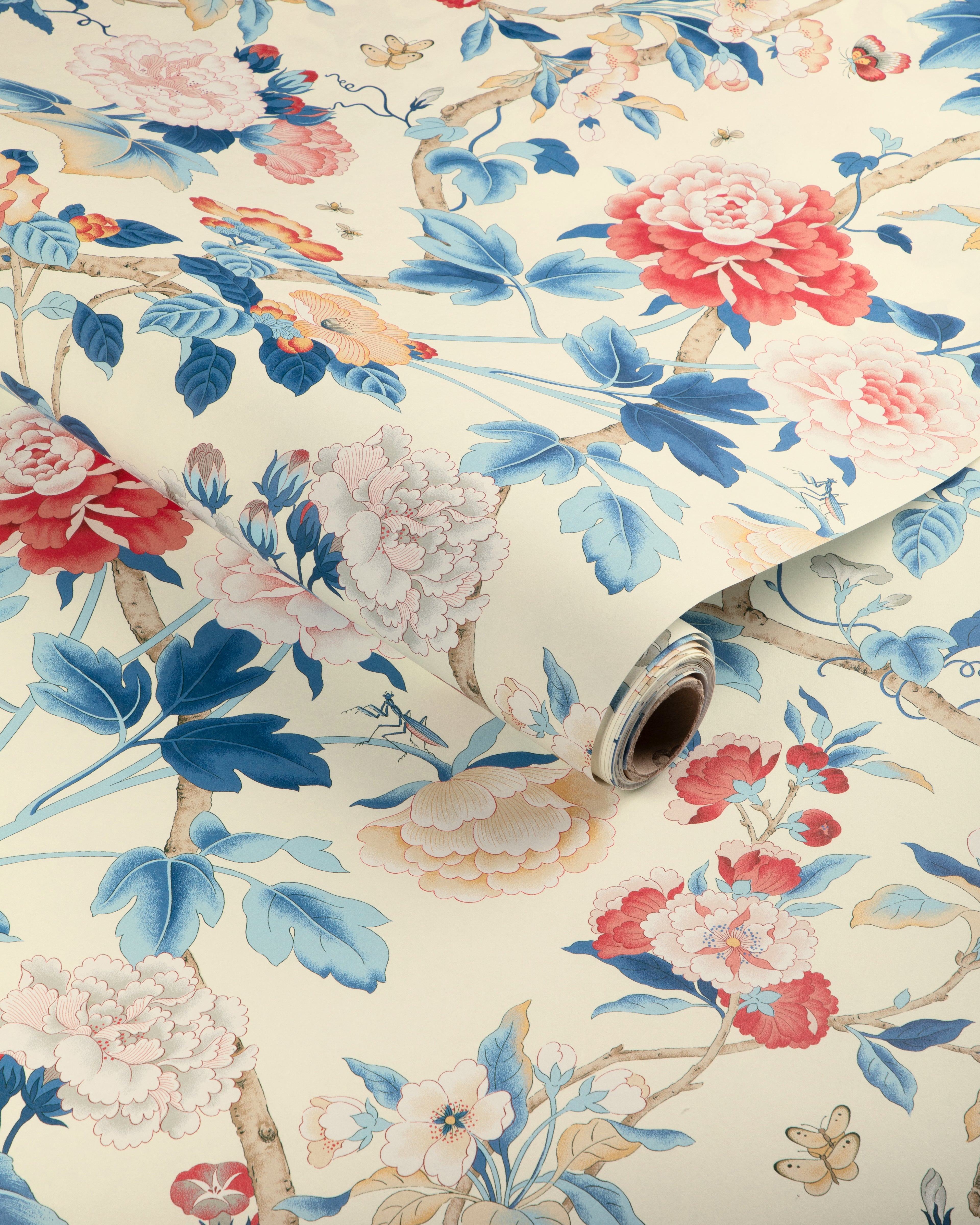 Gardenia Paper Wallpaper in blue/red color - pattern number P2023128.195.0 - by Lee Jofa in the Garden Walk collection
