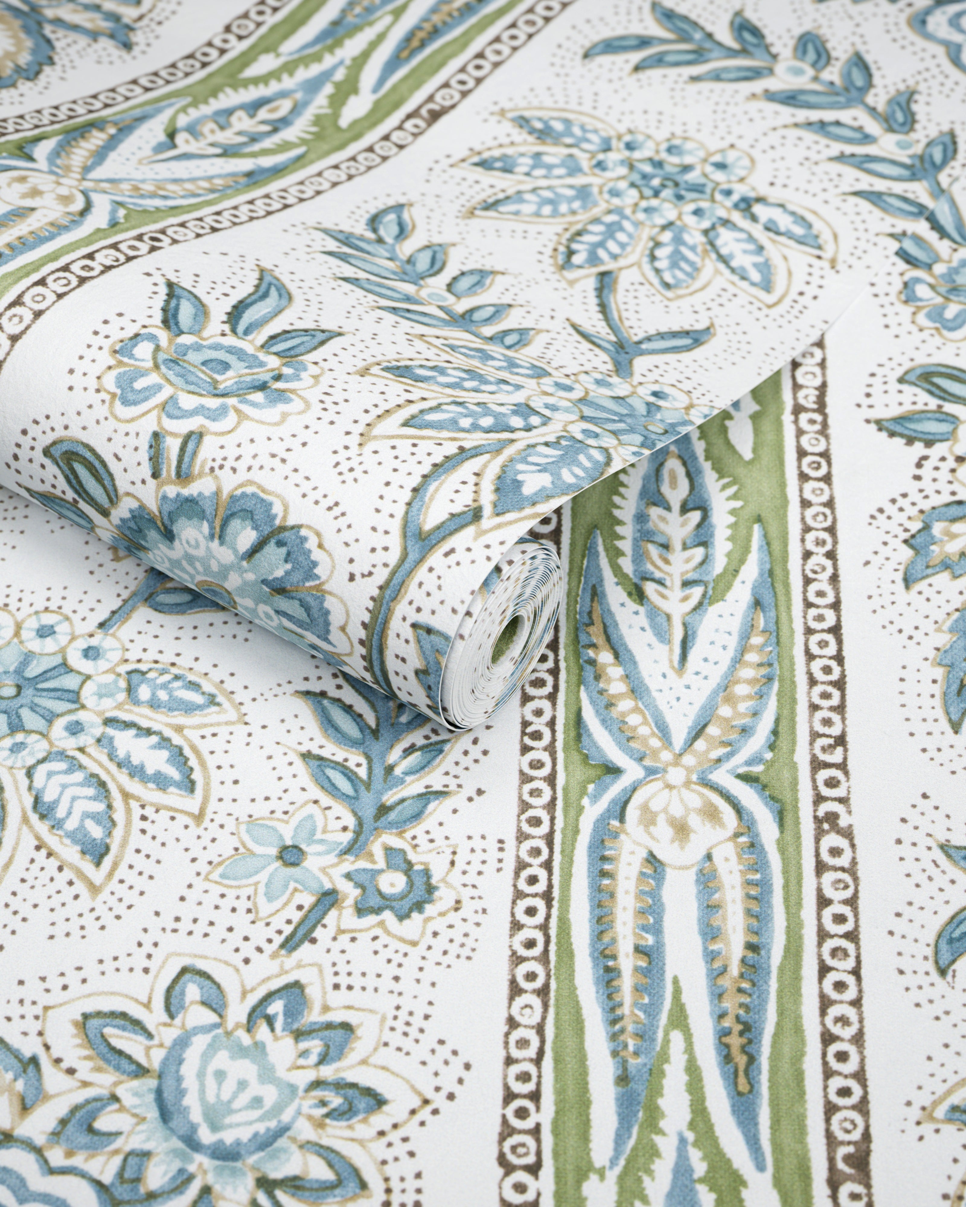 Margaux Wallpaper in blue color - pattern number P2026104.530.0 - by Lee Jofa in the Gracie Gardens collection