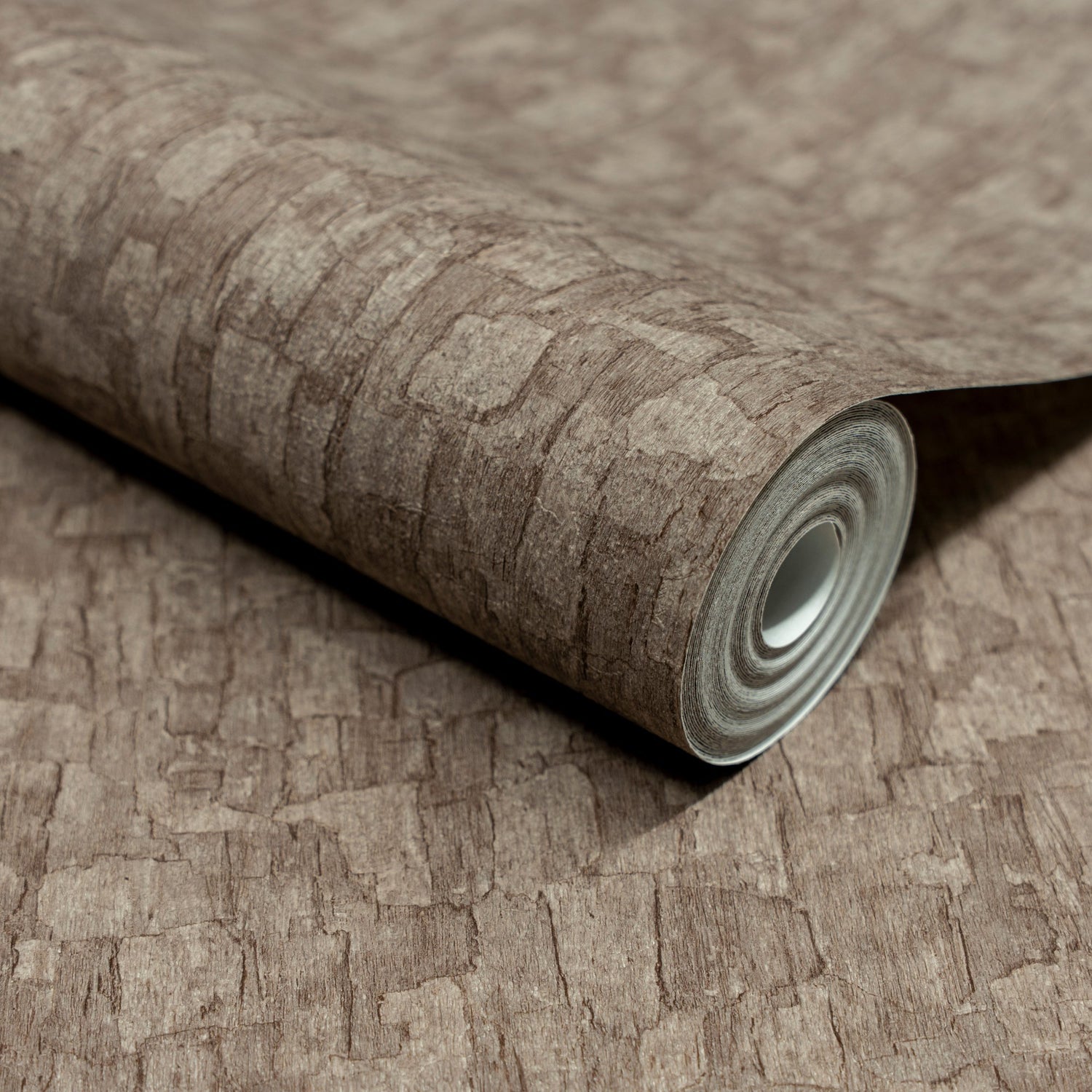 Wood plain Wallpaper in brown color - pattern number SF1014 - by Grandeco in the Surfaces collection