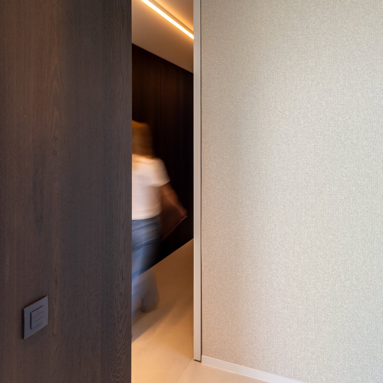 Stone plain Wallpaper in beige color - pattern number SF1104 - by Grandeco in the Surfaces collection