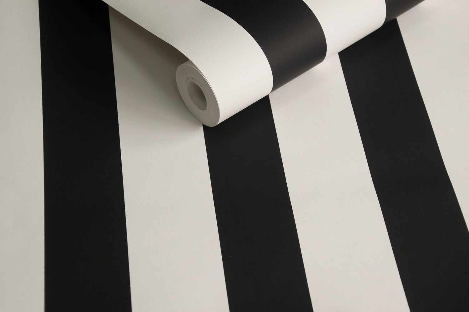 Medium Stripe Black wallpaper in black color - pattern number SS21233 - by Galerie in the Style Sisters collection