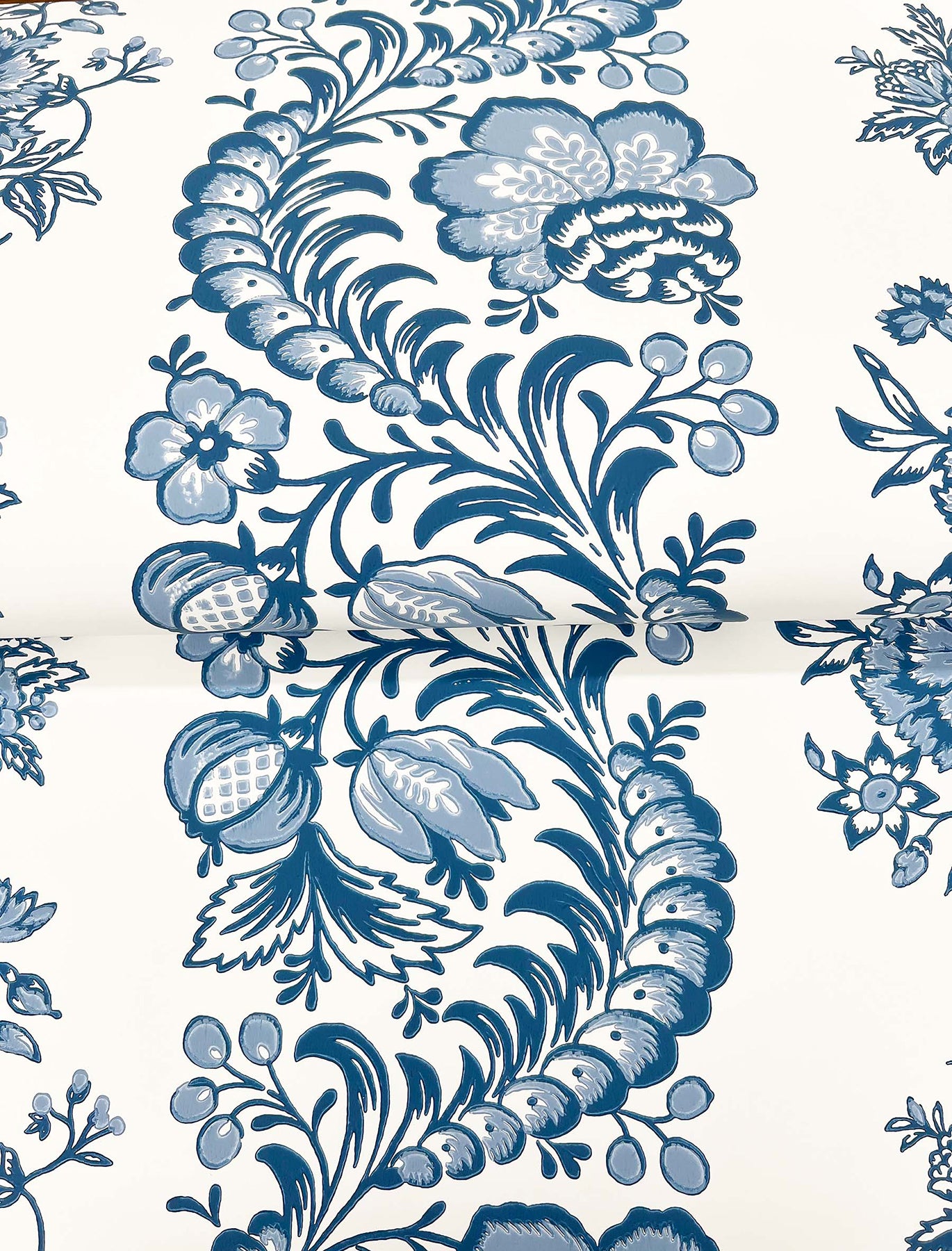 Beaumont wallpaper in blue color - pattern number VP1302 - by Antonina Vella in the Jardin collection