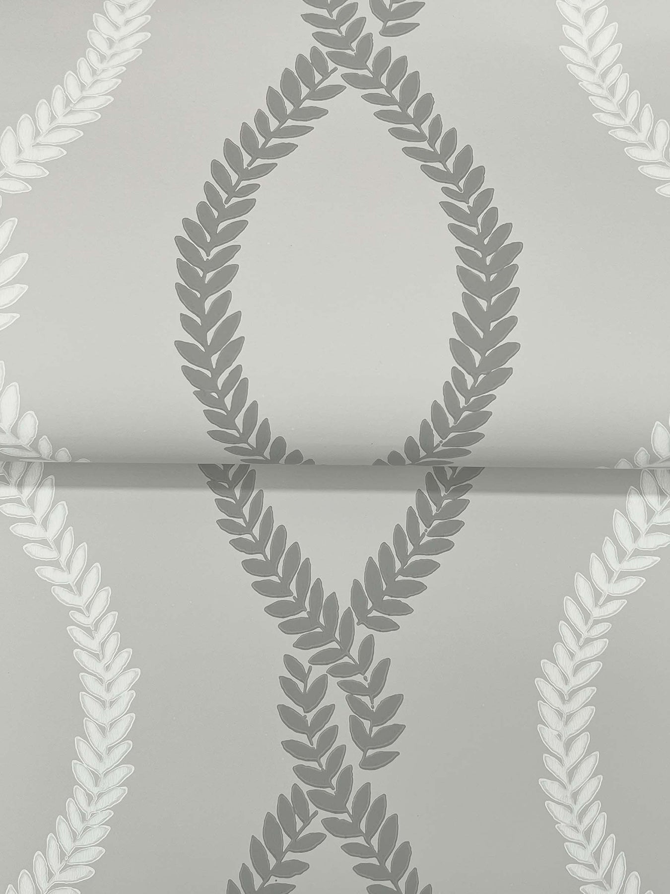 Laureate wallpaper in grey color - pattern number VP1323 - by Antonina Vella in the Jardin collection