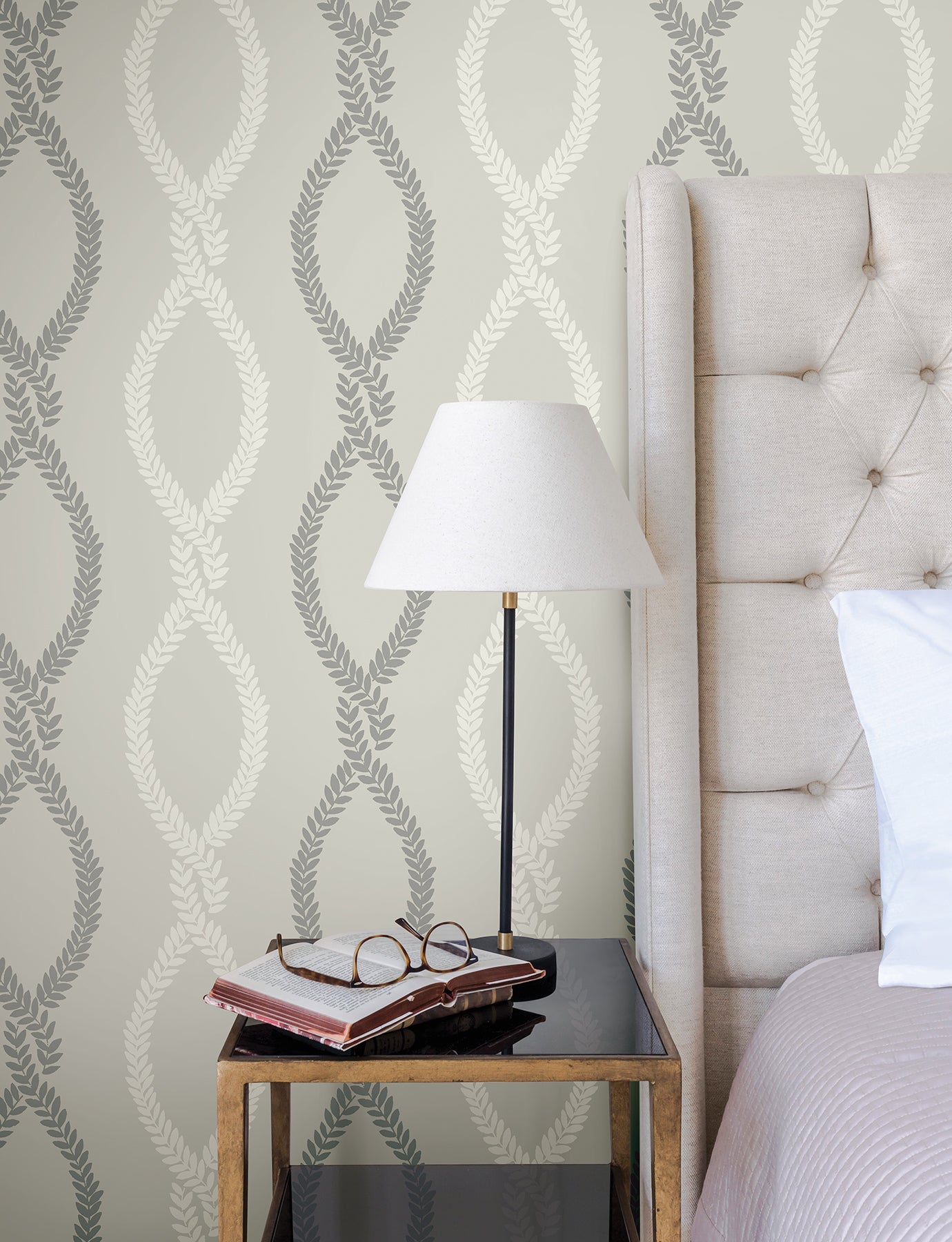 Laureate wallpaper in grey color - pattern number VP1323 - by Antonina Vella in the Jardin collection