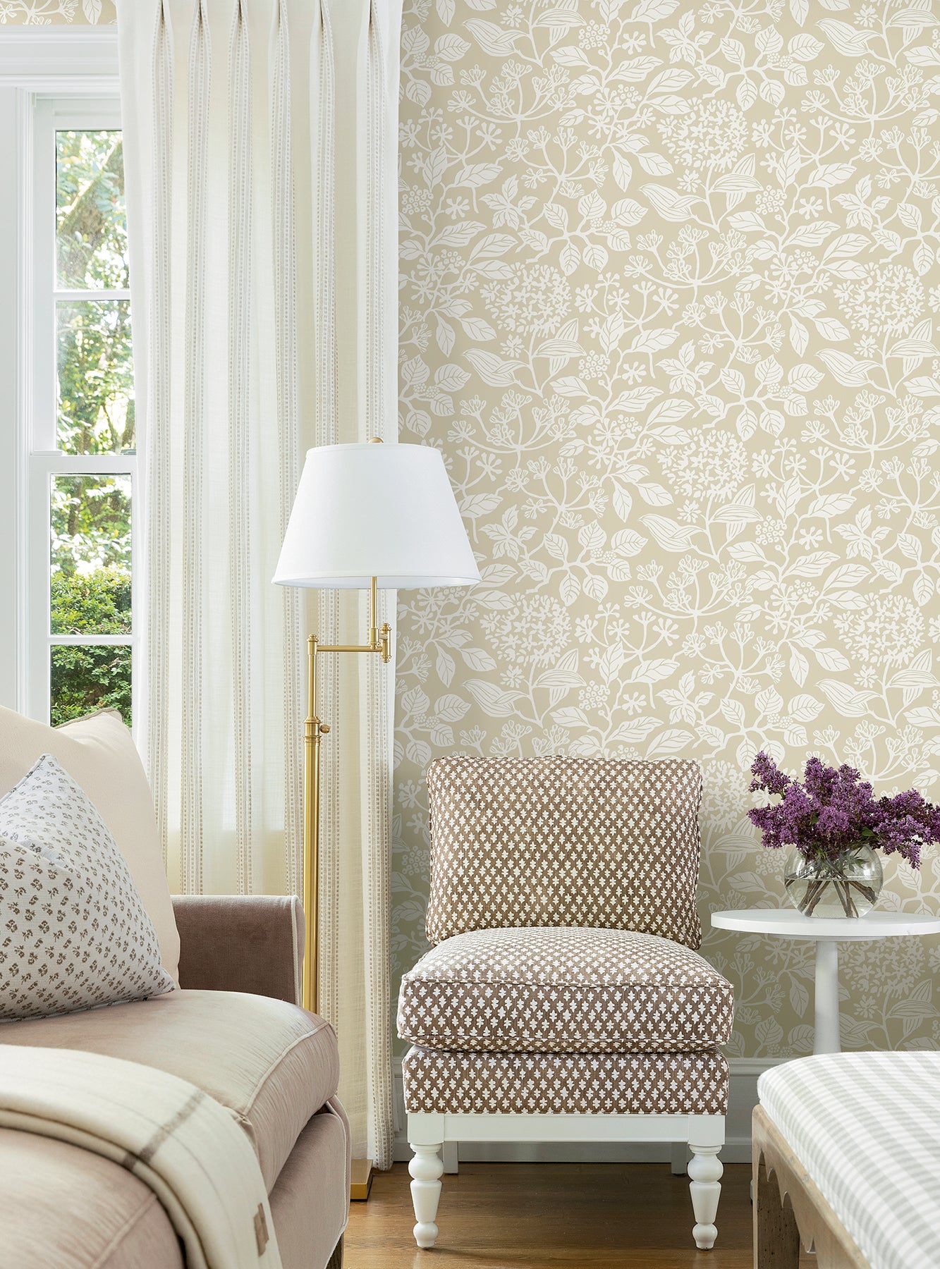 Rowen wallpaper in beige color - pattern number VP1345 - by Antonina Vella in the Jardin collection