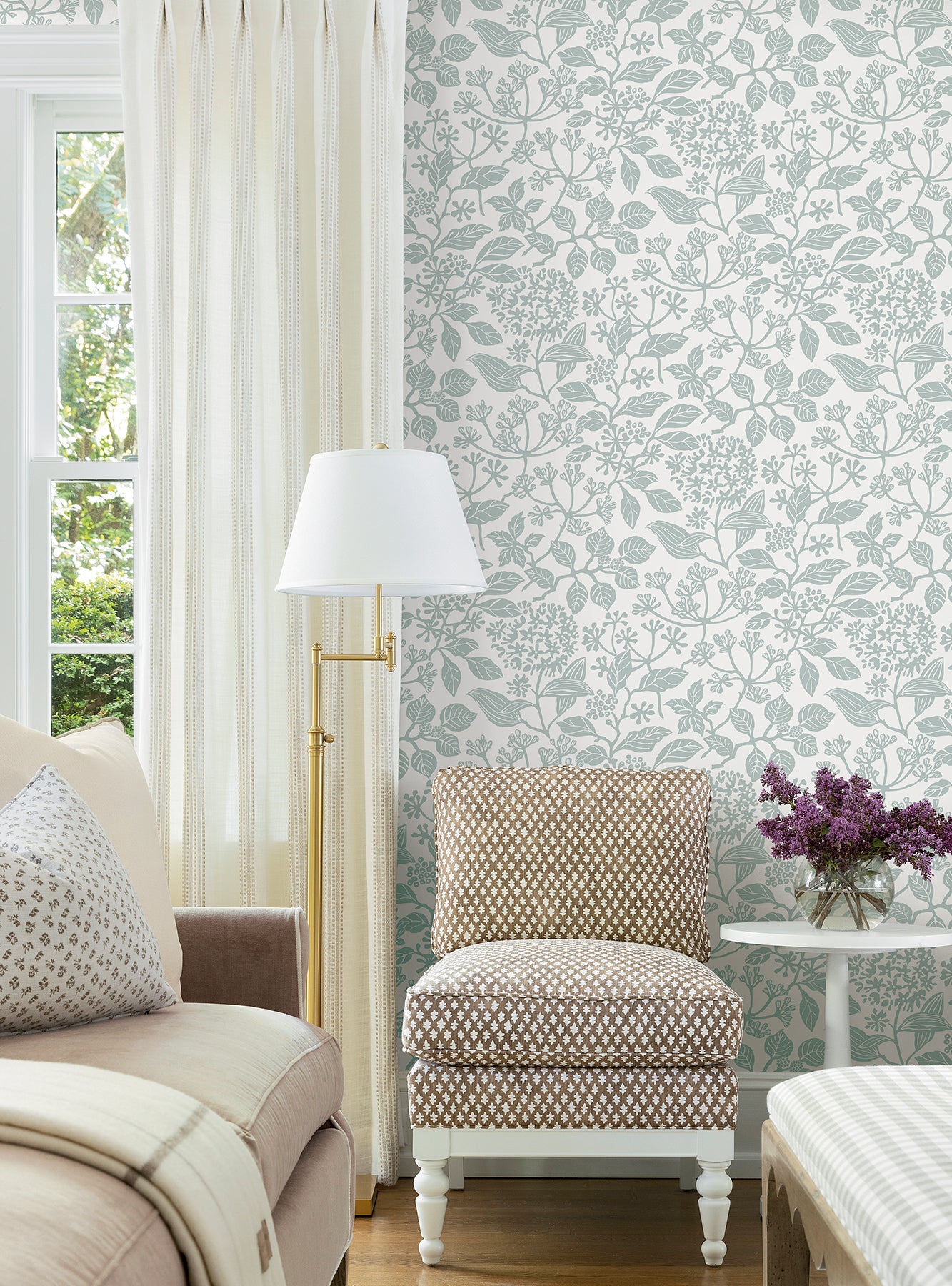 Rowen wallpaper in pale blue color - pattern number VP1346 - by Antonina Vella in the Jardin collection